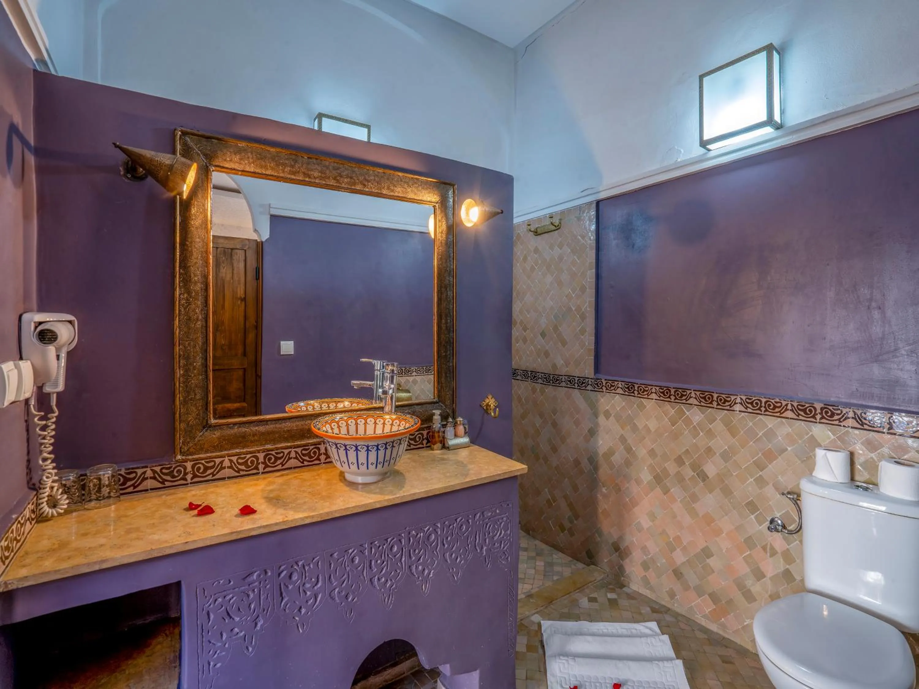 Bathroom in Riad Maialou & SPA
