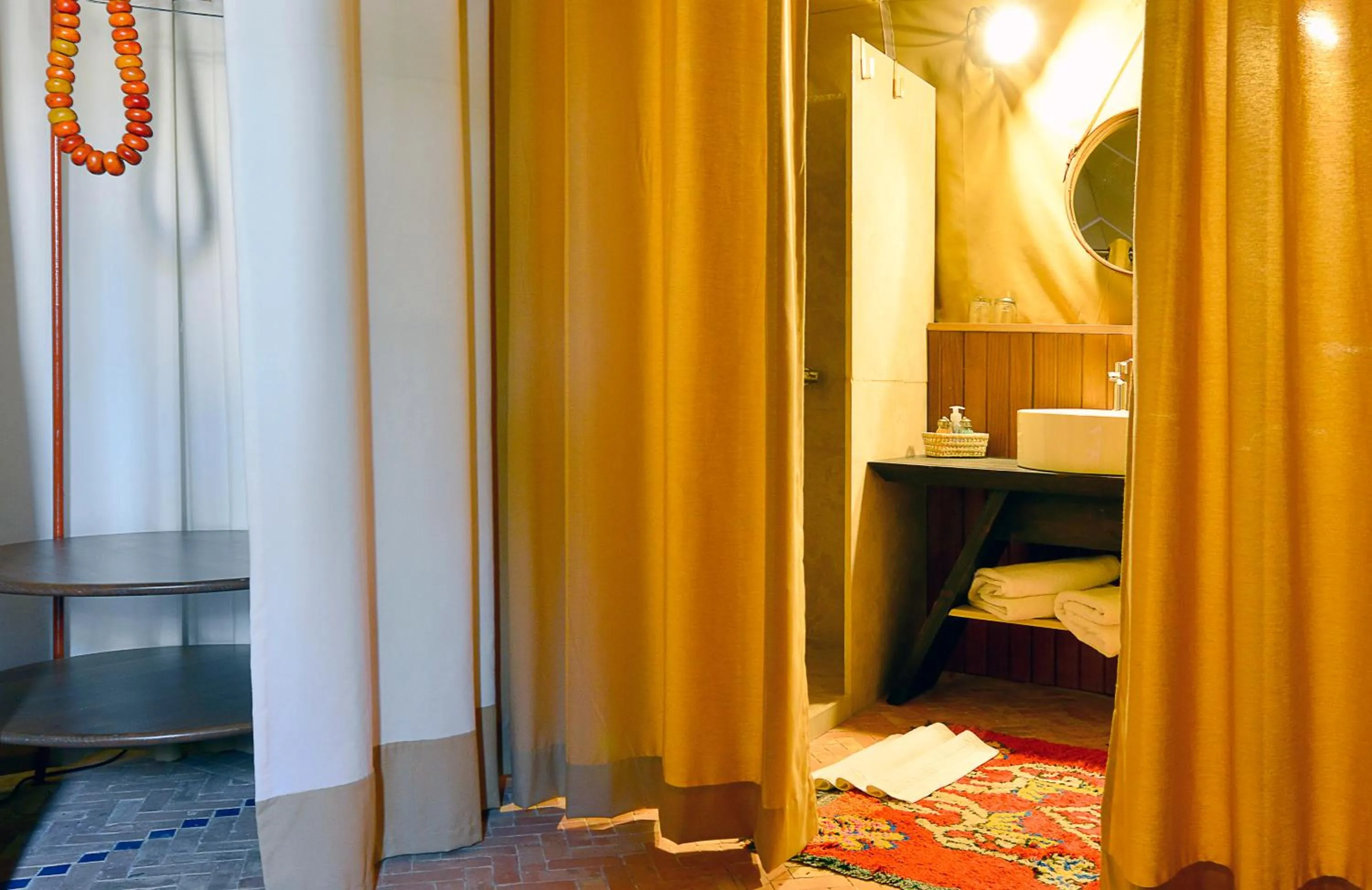 Bathroom, Bed in Riad Maialou & SPA