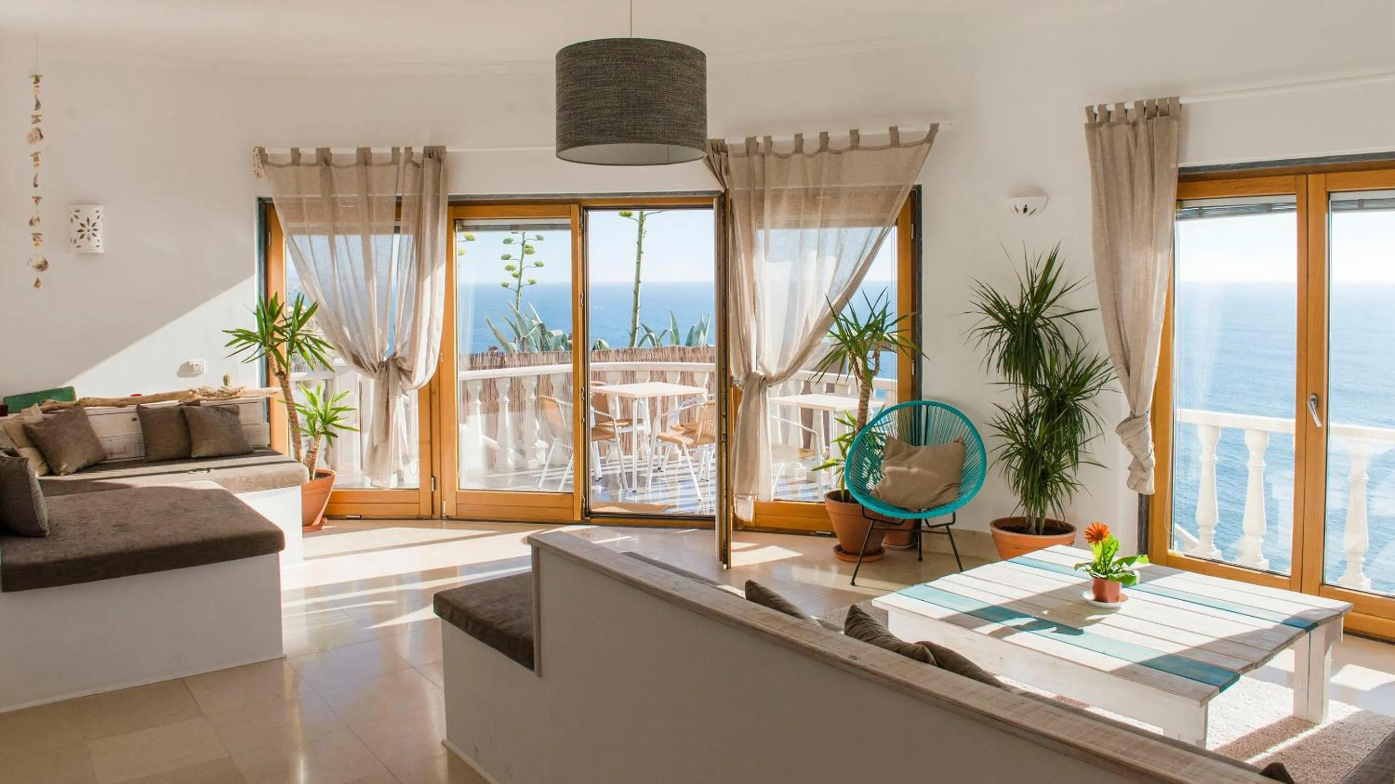 Communal lounge/ TV room in Laneez Ericeira Surf House