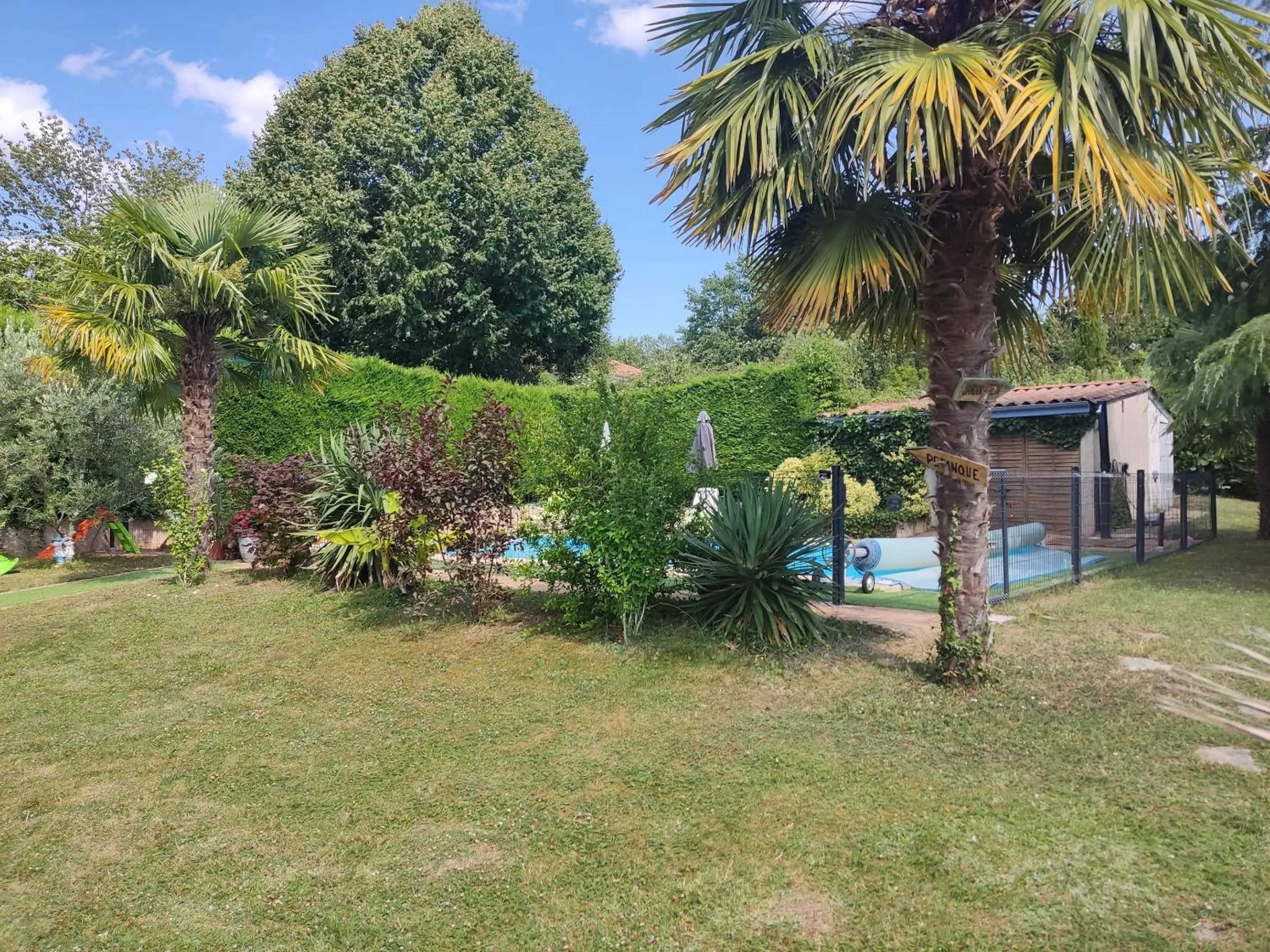 Property building in Chez Isa et Dens