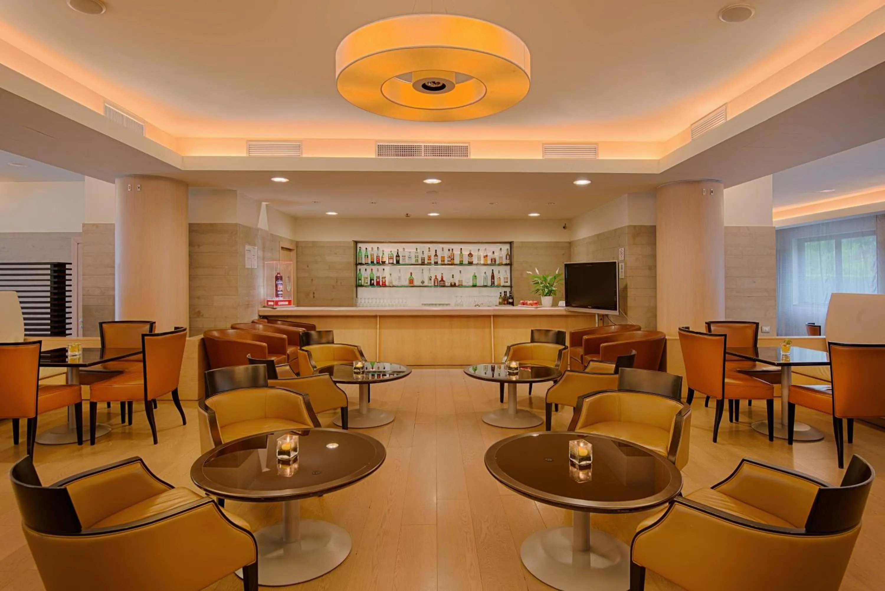 Lounge or bar in NH Linate