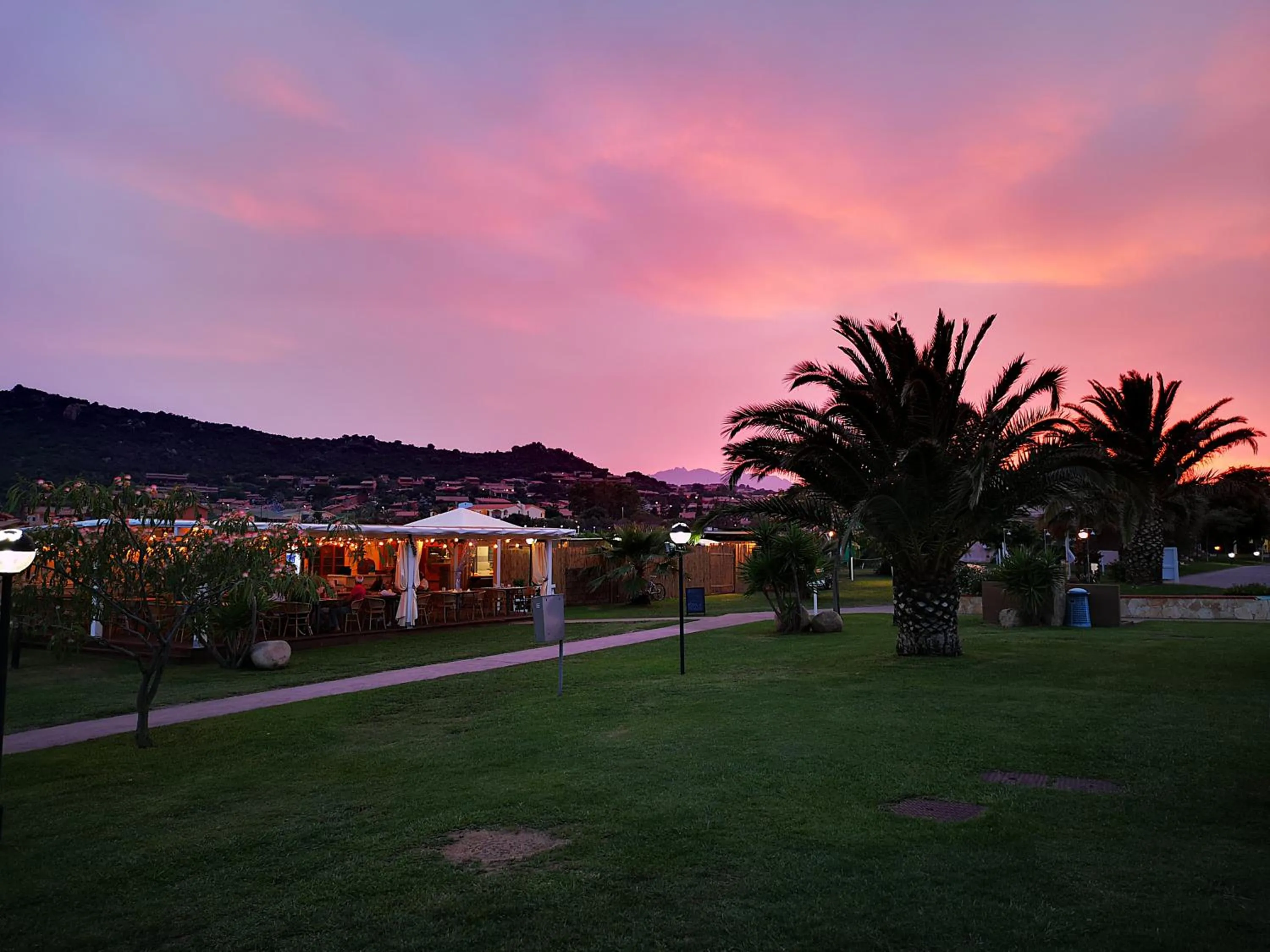 Restaurant/places to eat in Rey beach Club