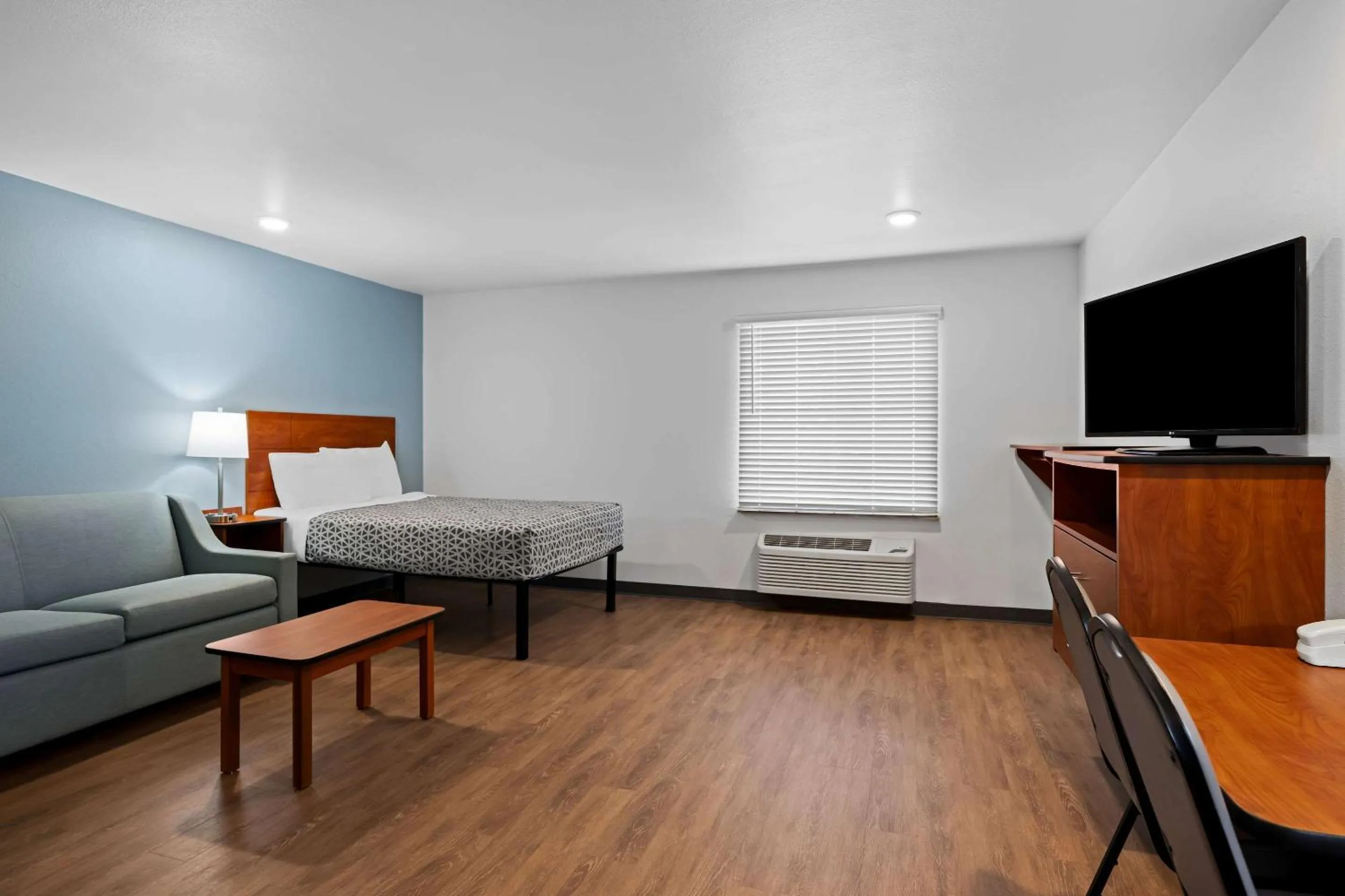 Bedroom, Bed in WoodSpring Suites Hobbs
