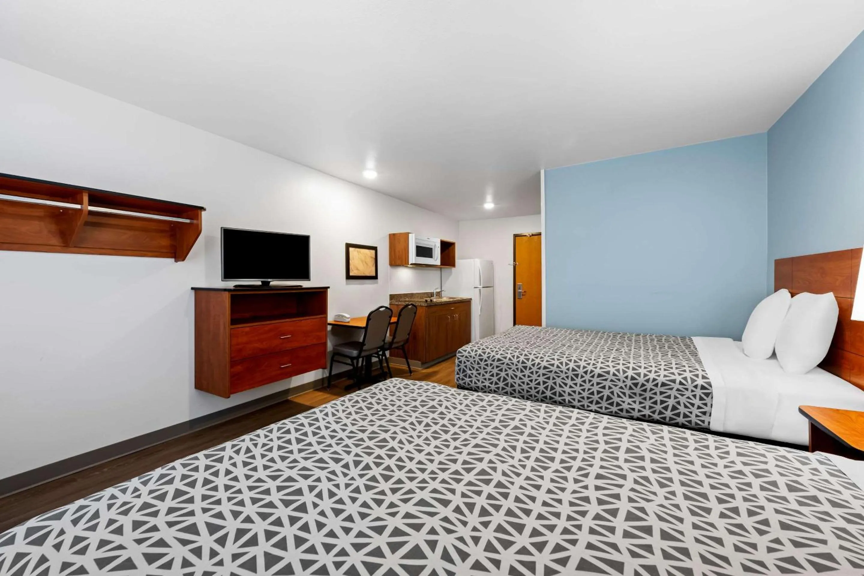 Bedroom, Bed in WoodSpring Suites Hobbs