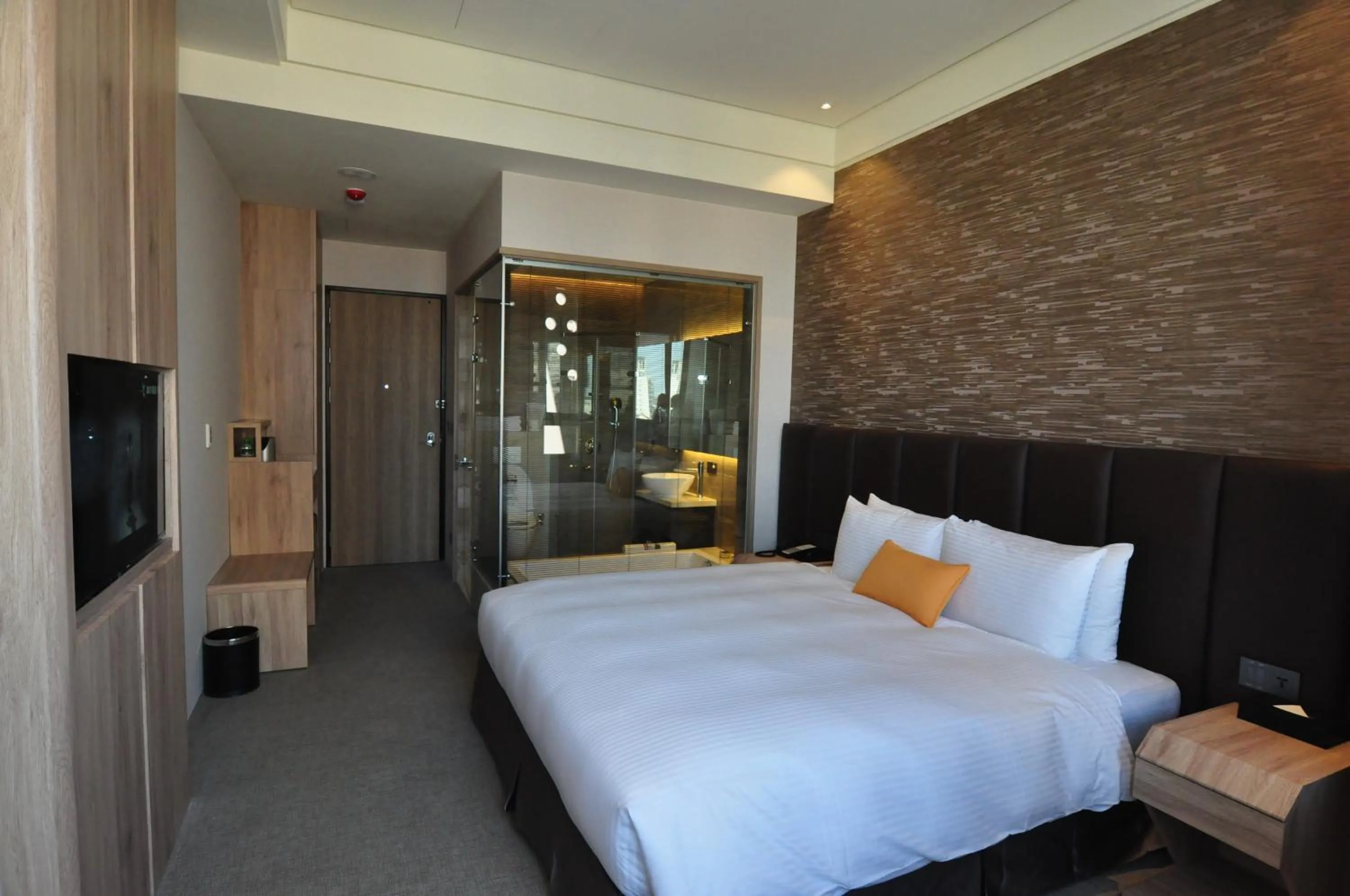 Photo of the whole room, Bed in Treeart Hotel