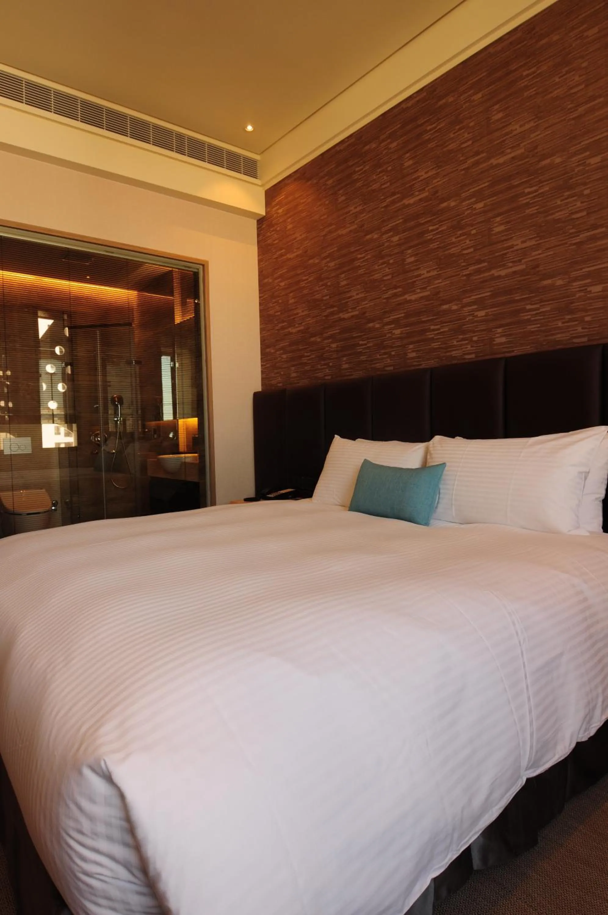 Photo of the whole room, Bed in Treeart Hotel