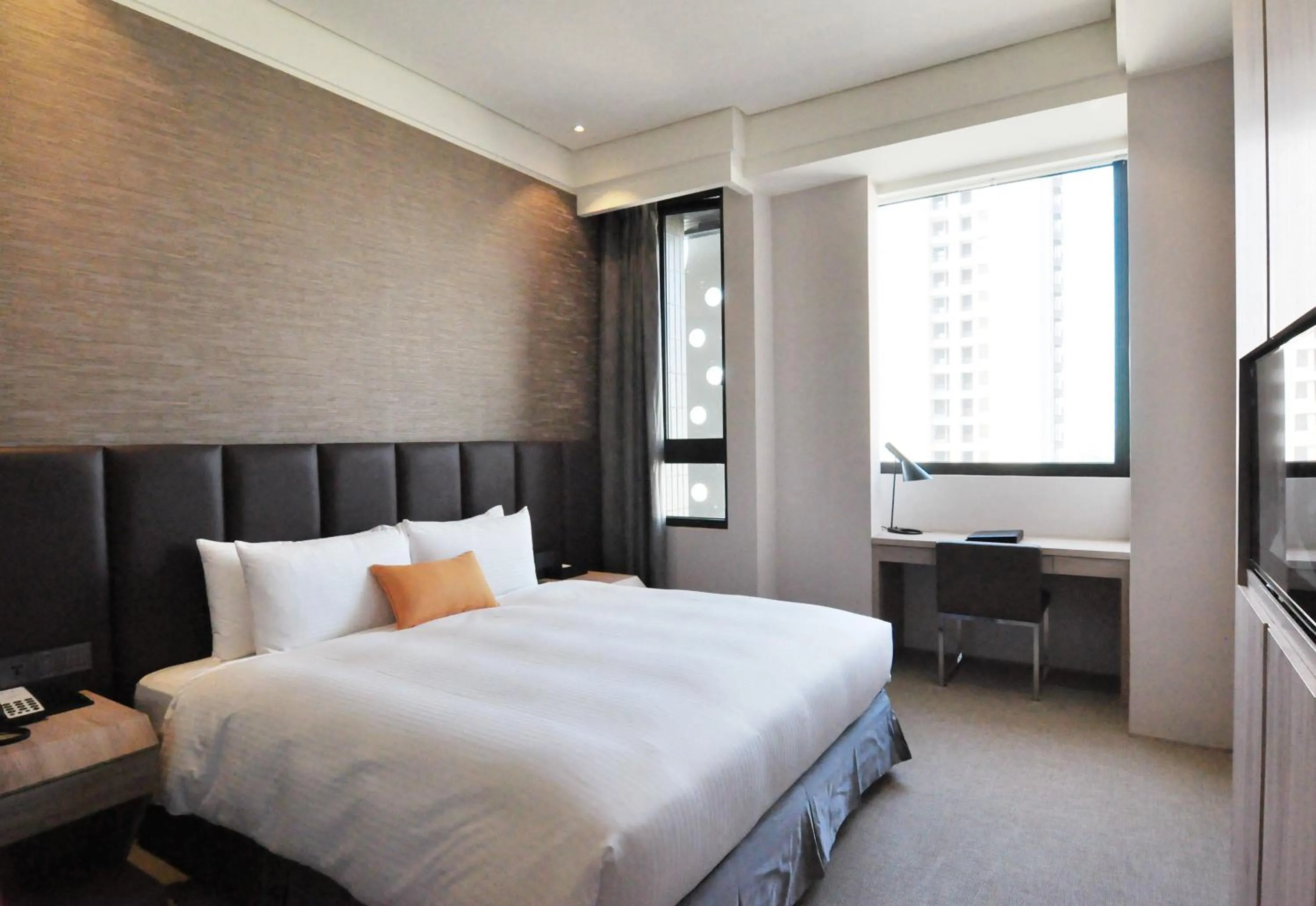 Photo of the whole room, Bed in Treeart Hotel