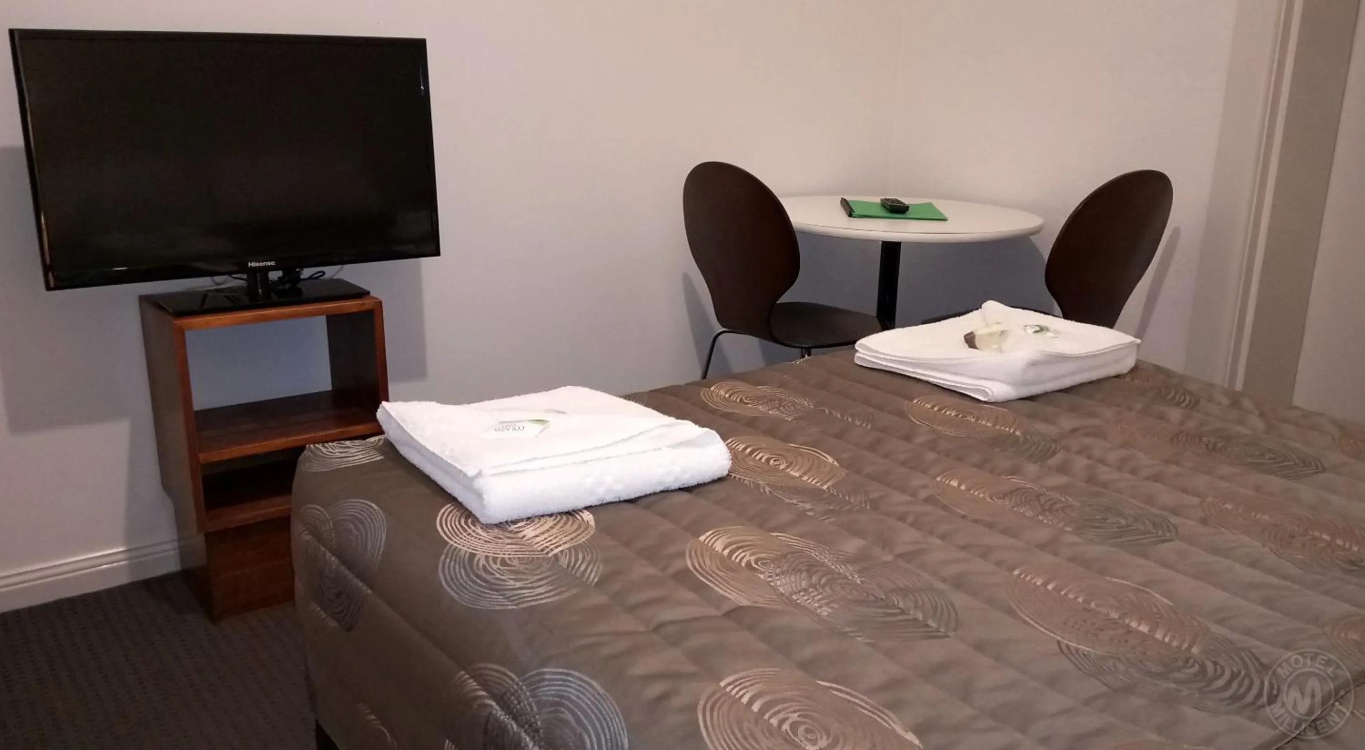 Seating area, Bed in Millicent Motel