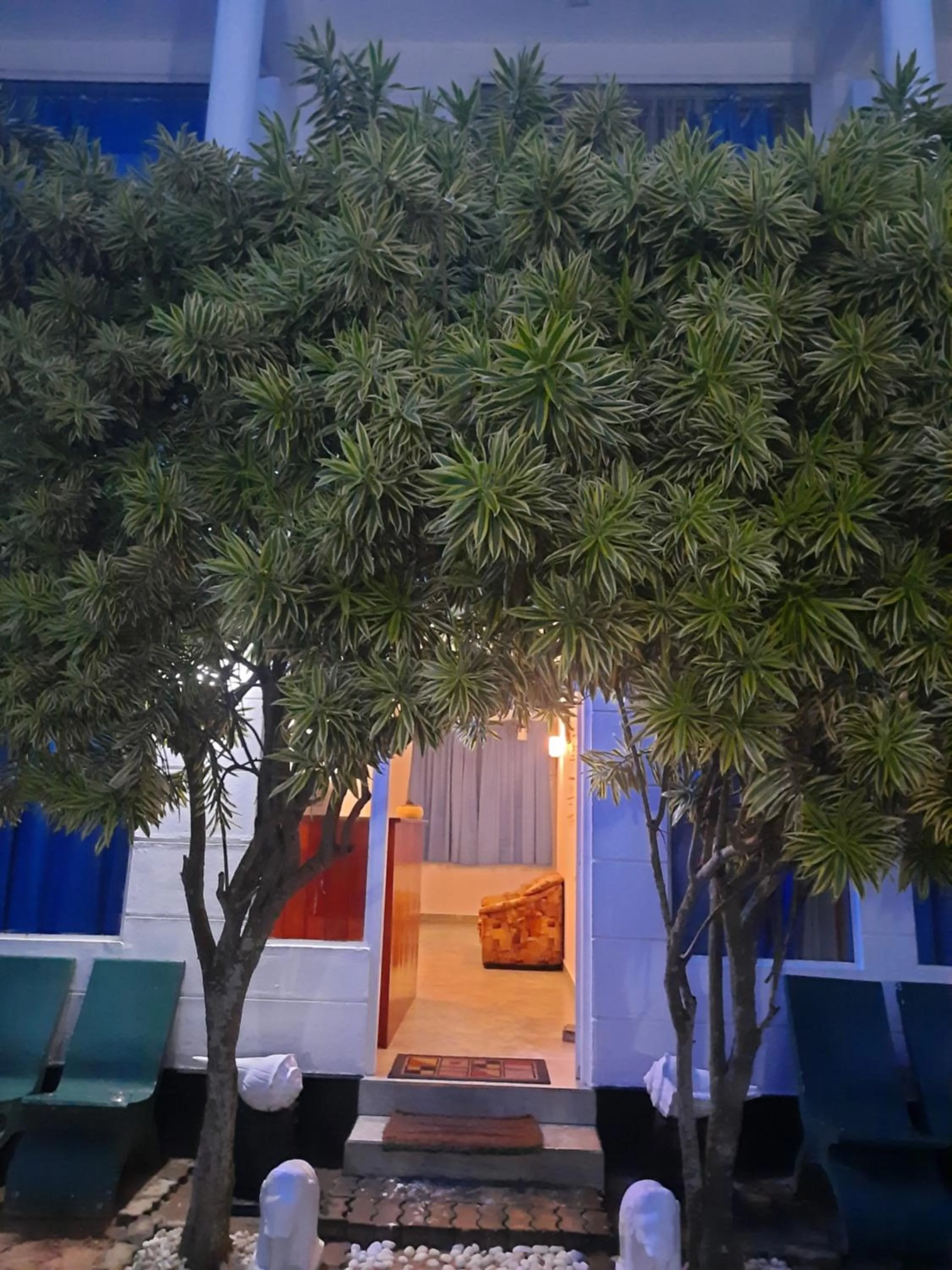 White Surfing Beach Resort