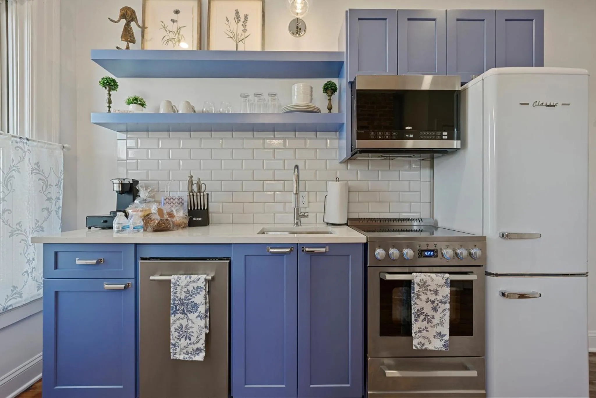 Kitchen or kitchenette in The Washington Downtown Boutique Hotel