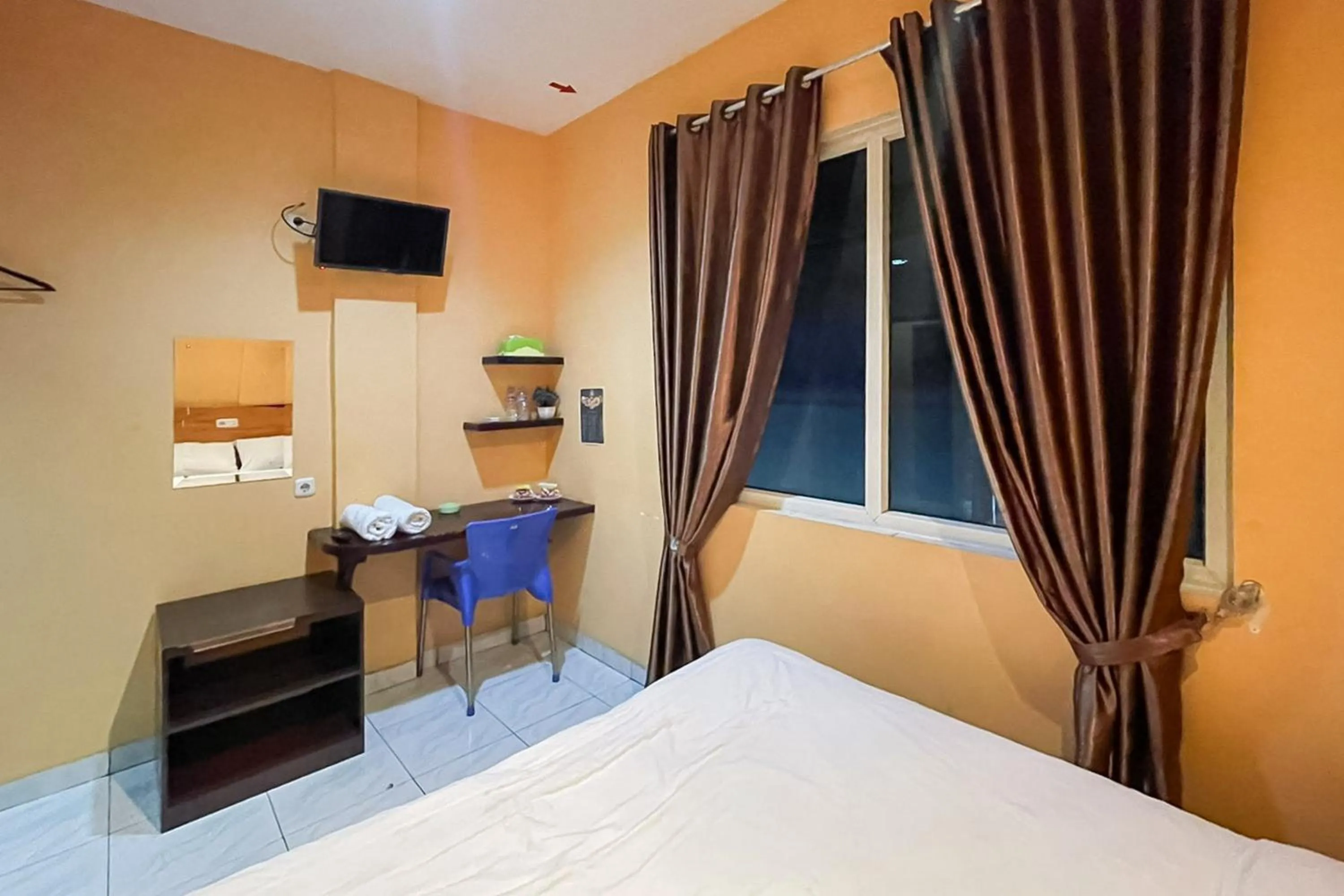 Bedroom, Bed in RedDoorz at Hotel Anda Pematang Siantar