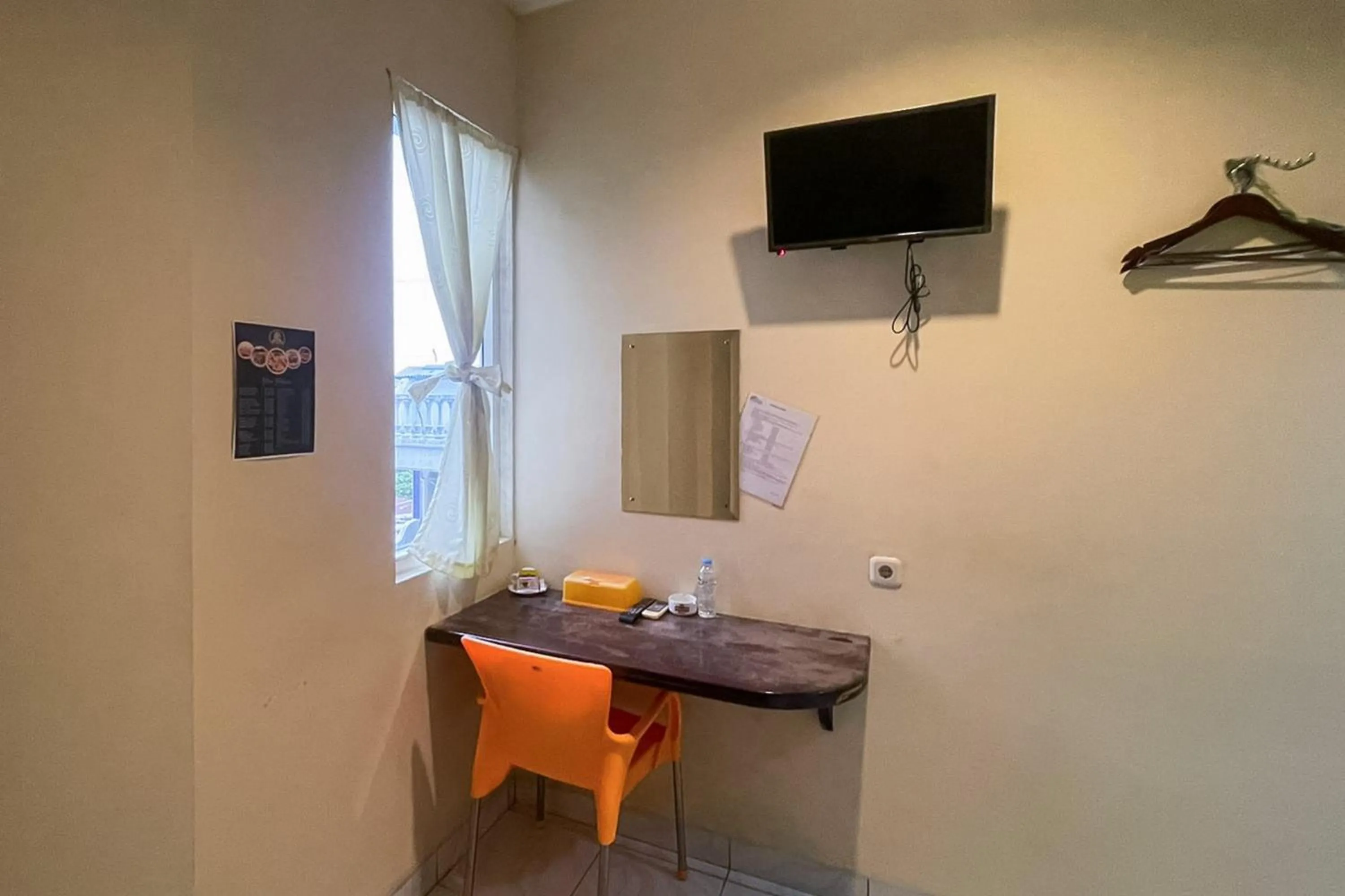 Seating area in RedDoorz at Hotel Anda Pematang Siantar