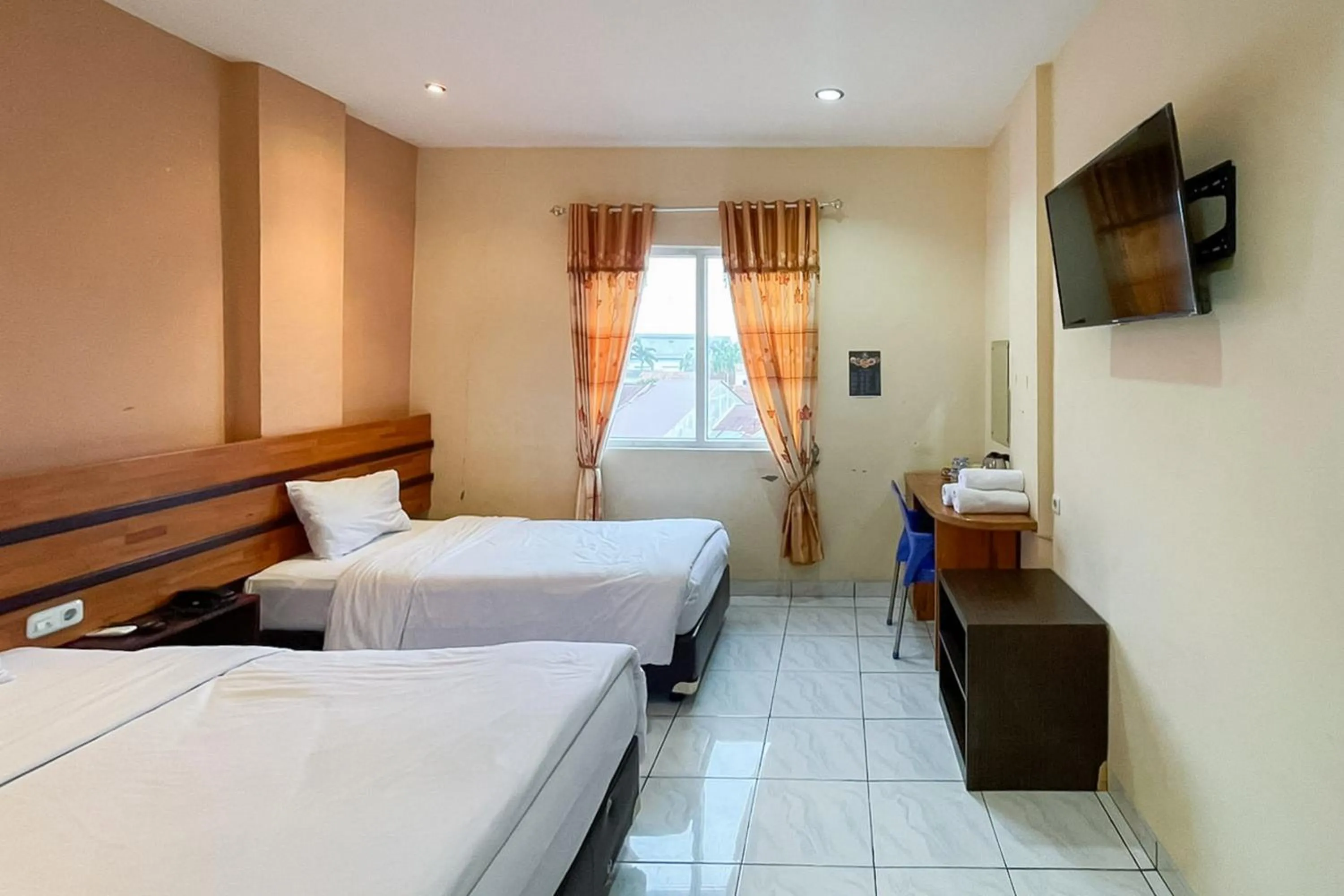 Bedroom, Bed in RedDoorz at Hotel Anda Pematang Siantar