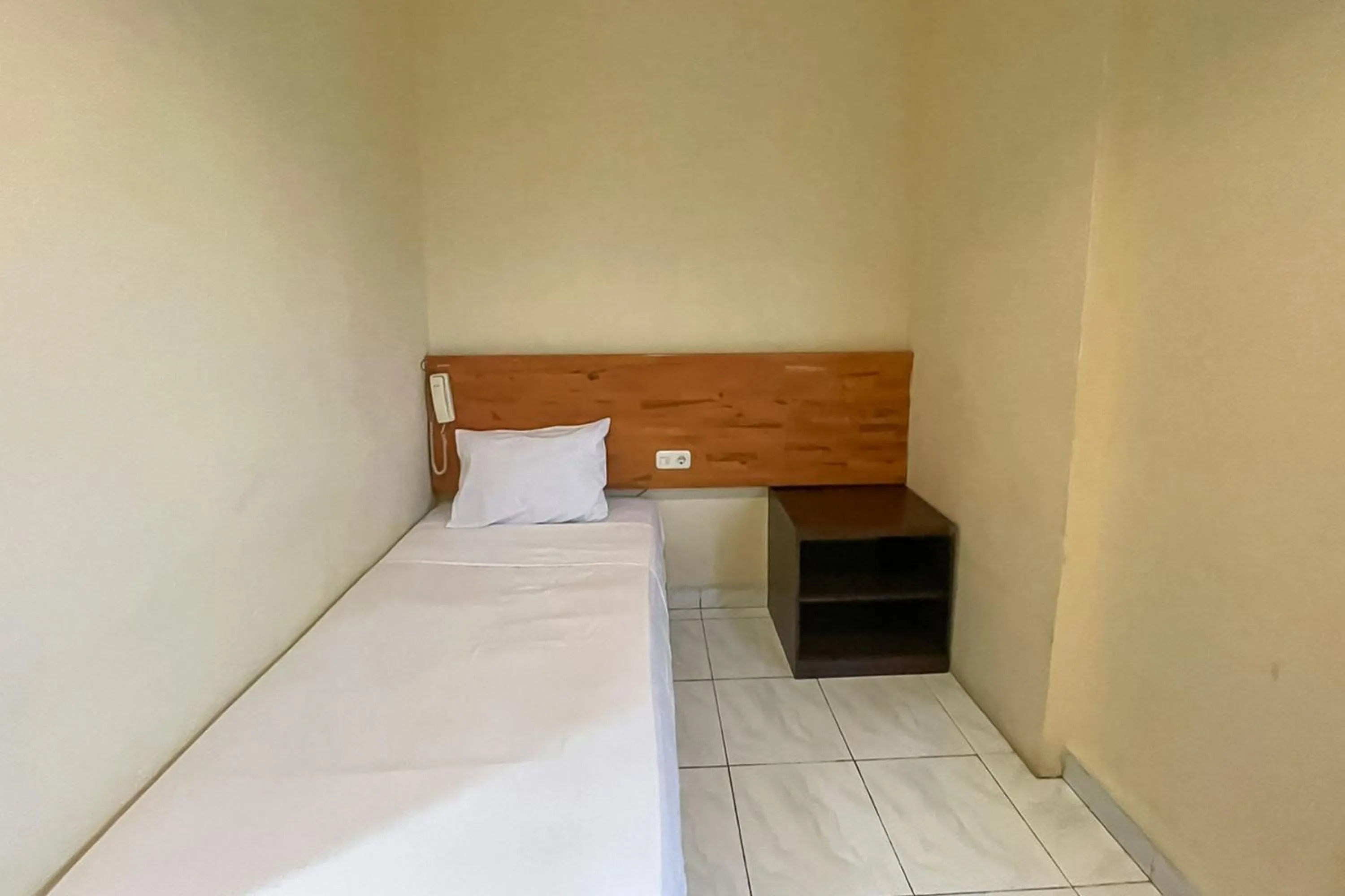 Bedroom, Bed in RedDoorz at Hotel Anda Pematang Siantar