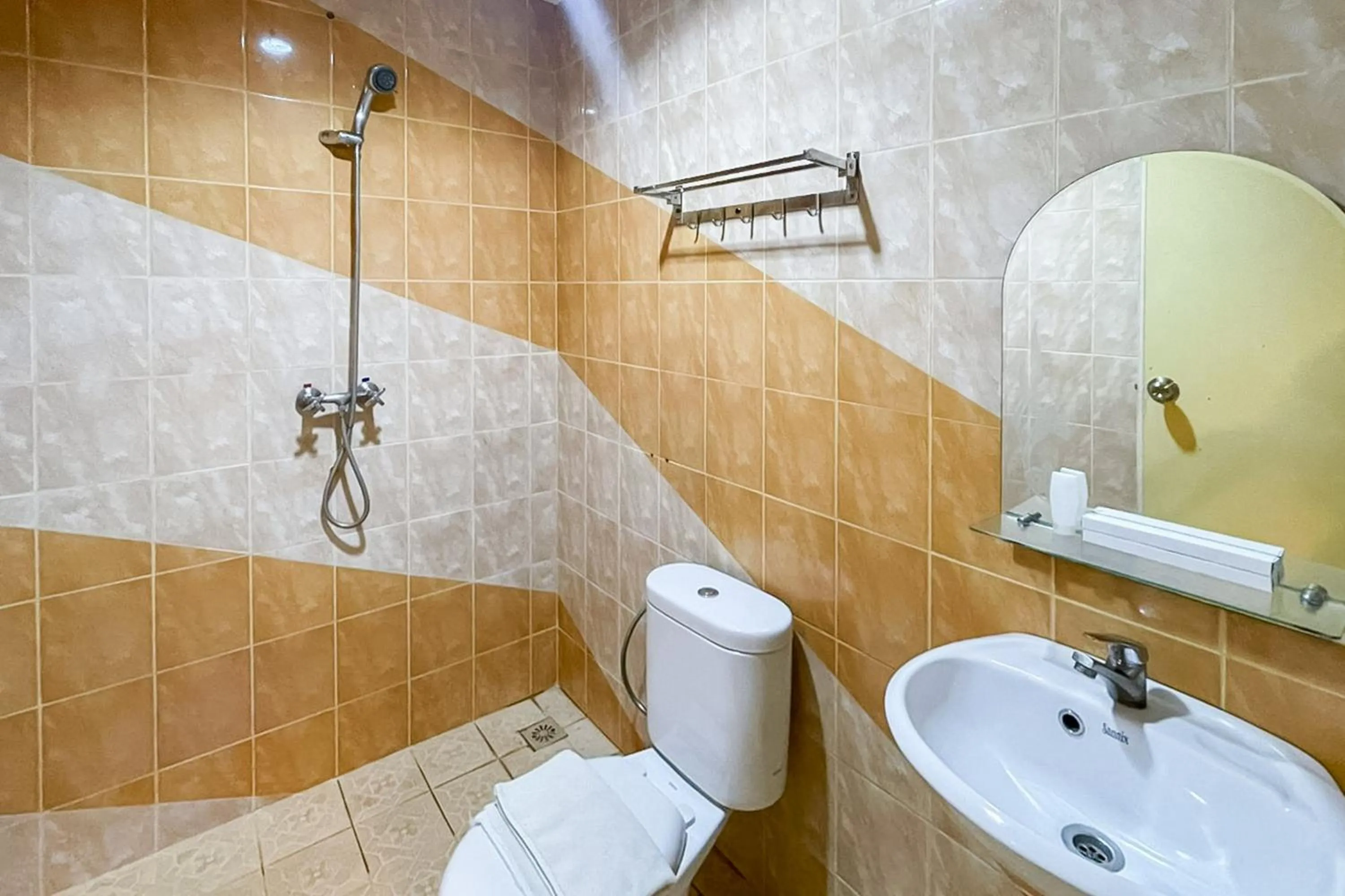 Bathroom in RedDoorz at Hotel Anda Pematang Siantar