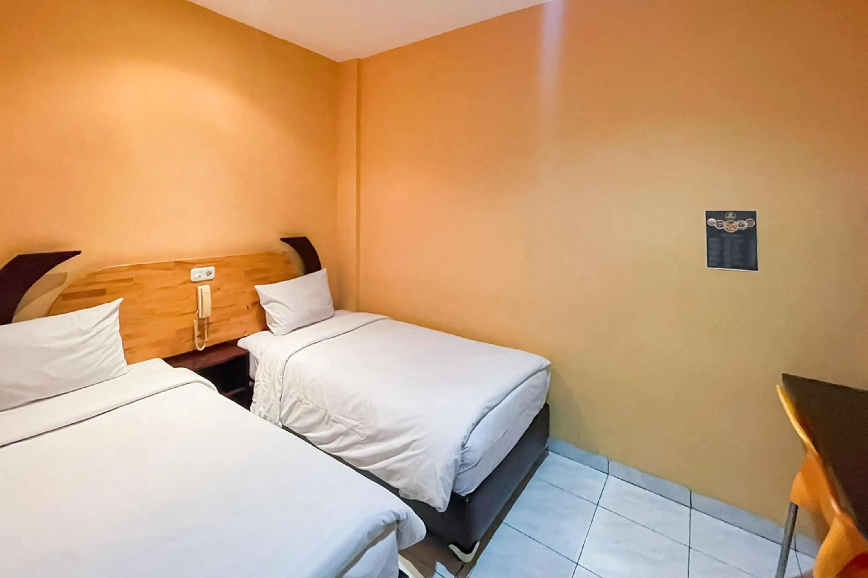 Bedroom, Bed in RedDoorz at Hotel Anda Pematang Siantar