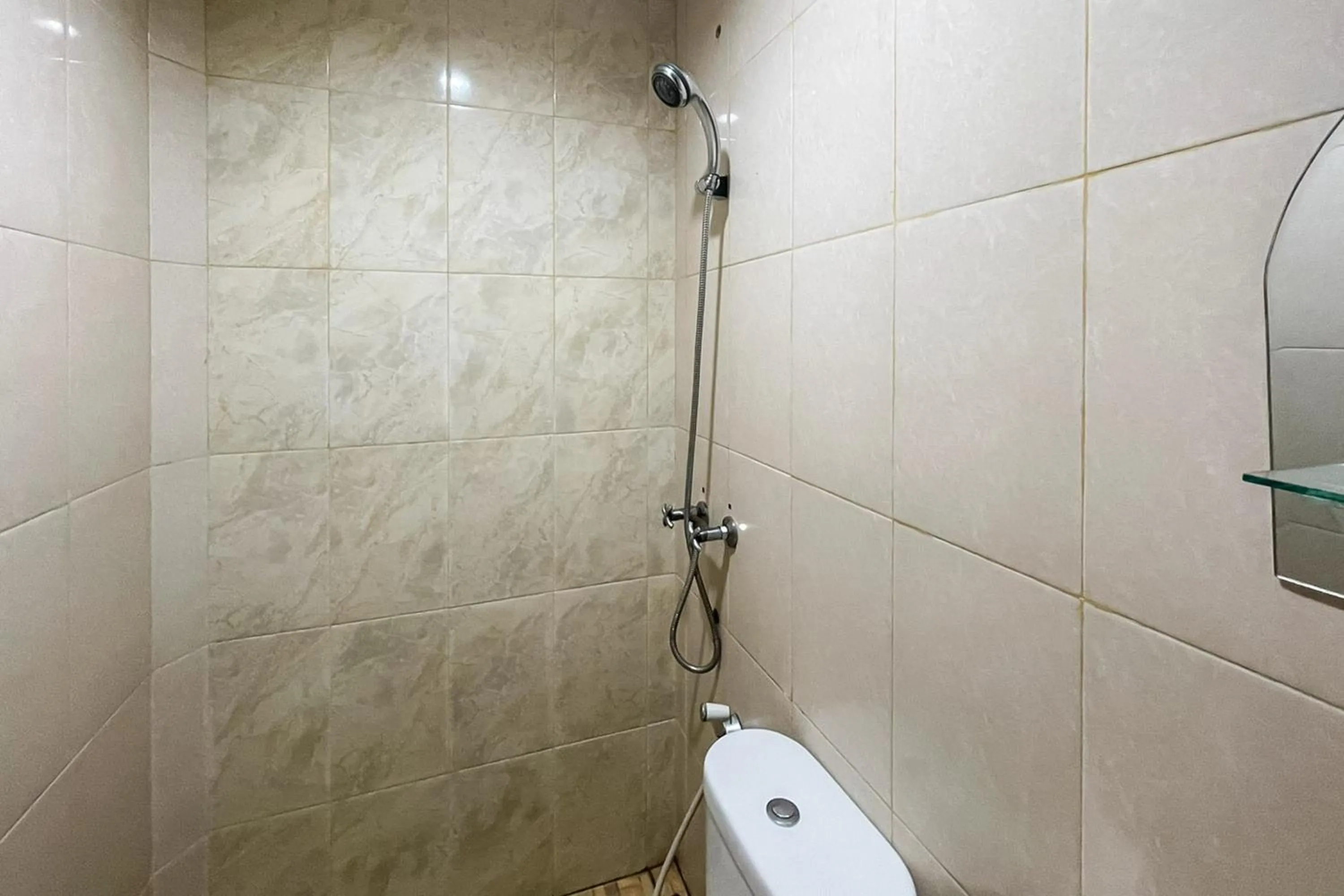 Bathroom in RedDoorz at Hotel Anda Pematang Siantar