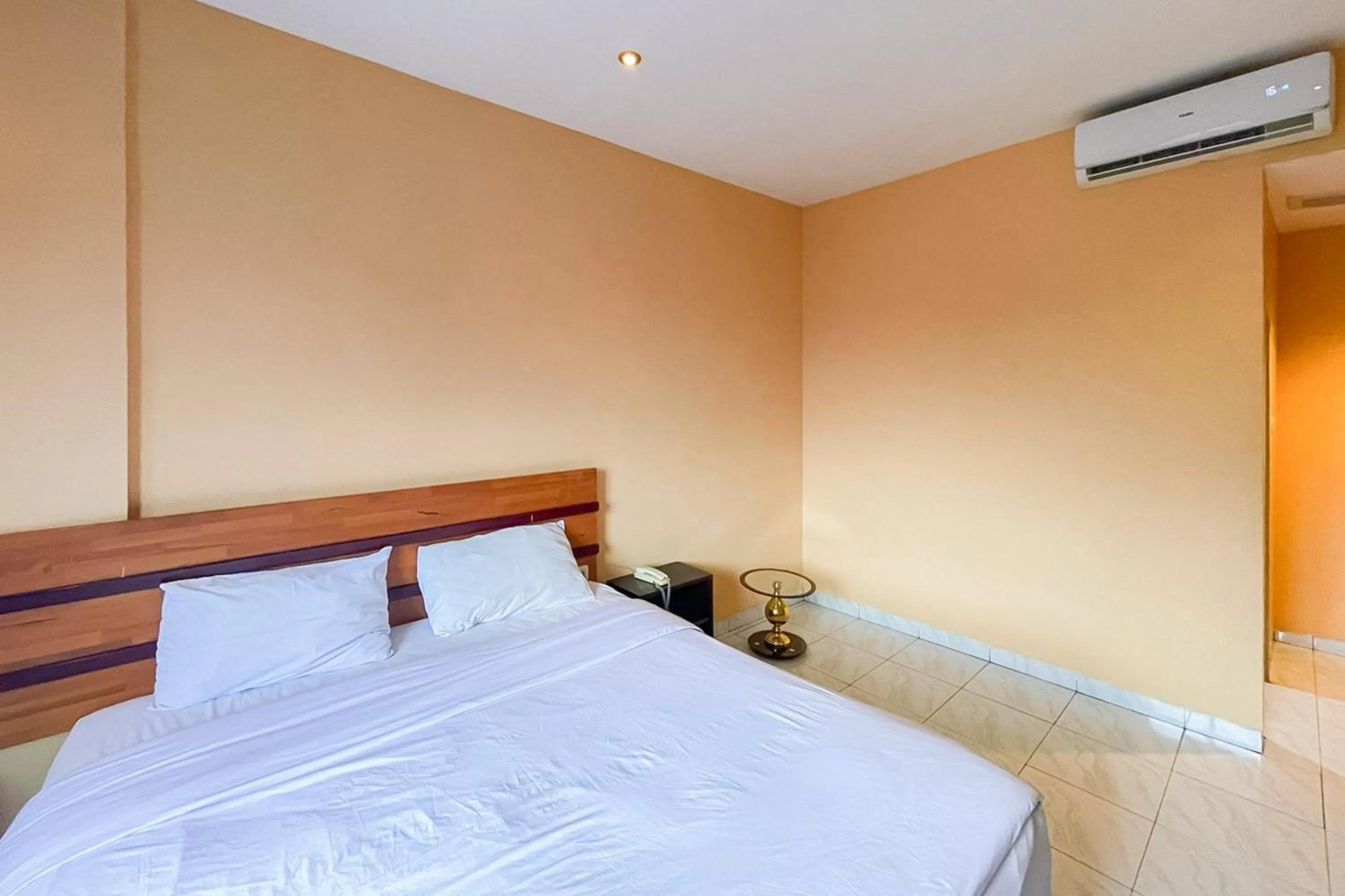 Bedroom, Bed in RedDoorz at Hotel Anda Pematang Siantar