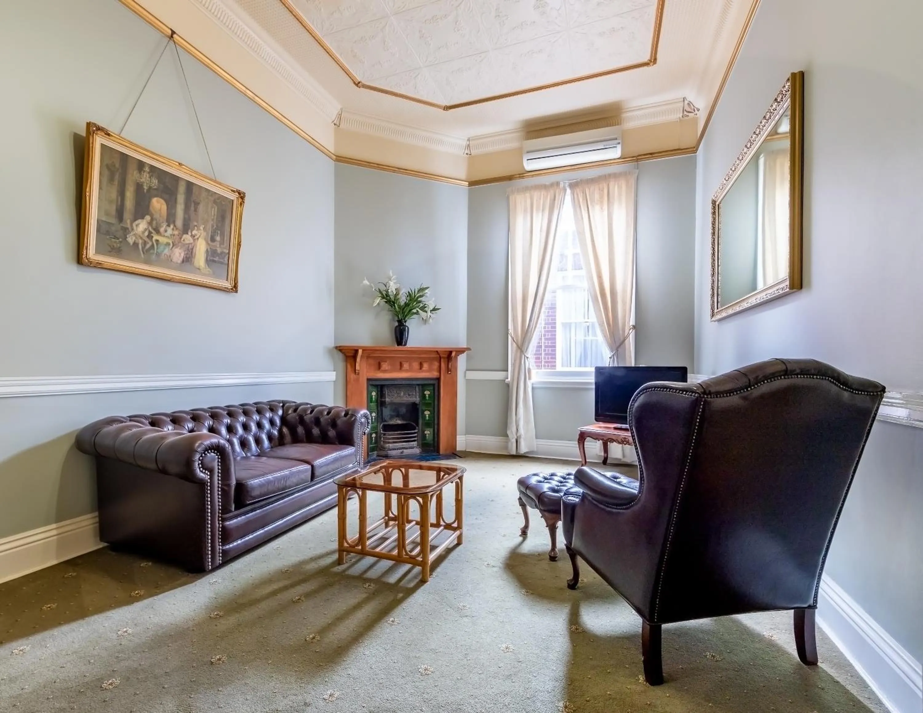 Criterion Warwick Hotel