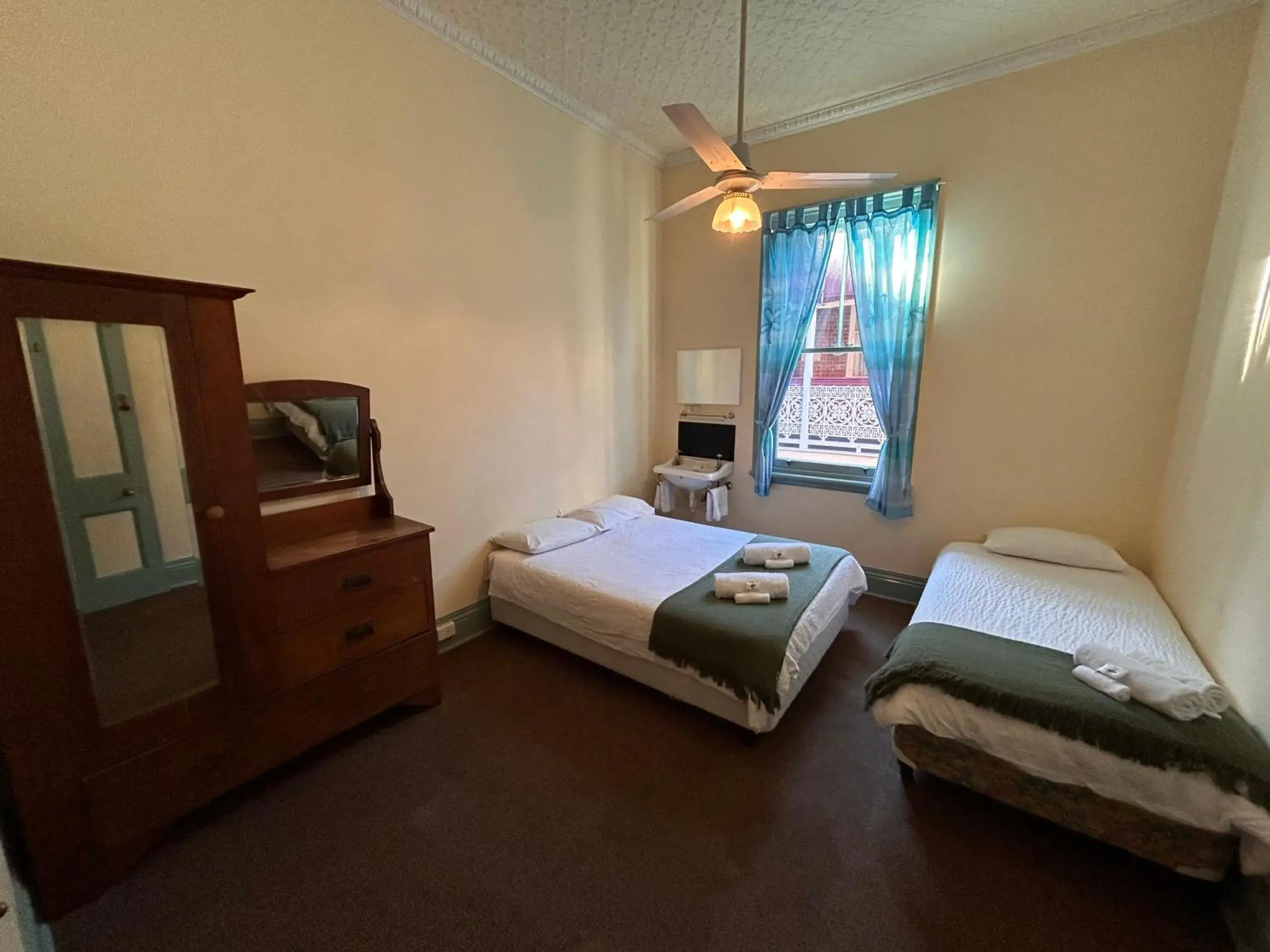 Triple Room with Shared Bathroom in Criterion Warwick Hotel Triple Room with Shared Bathroom in Criterion Warwick Hotel