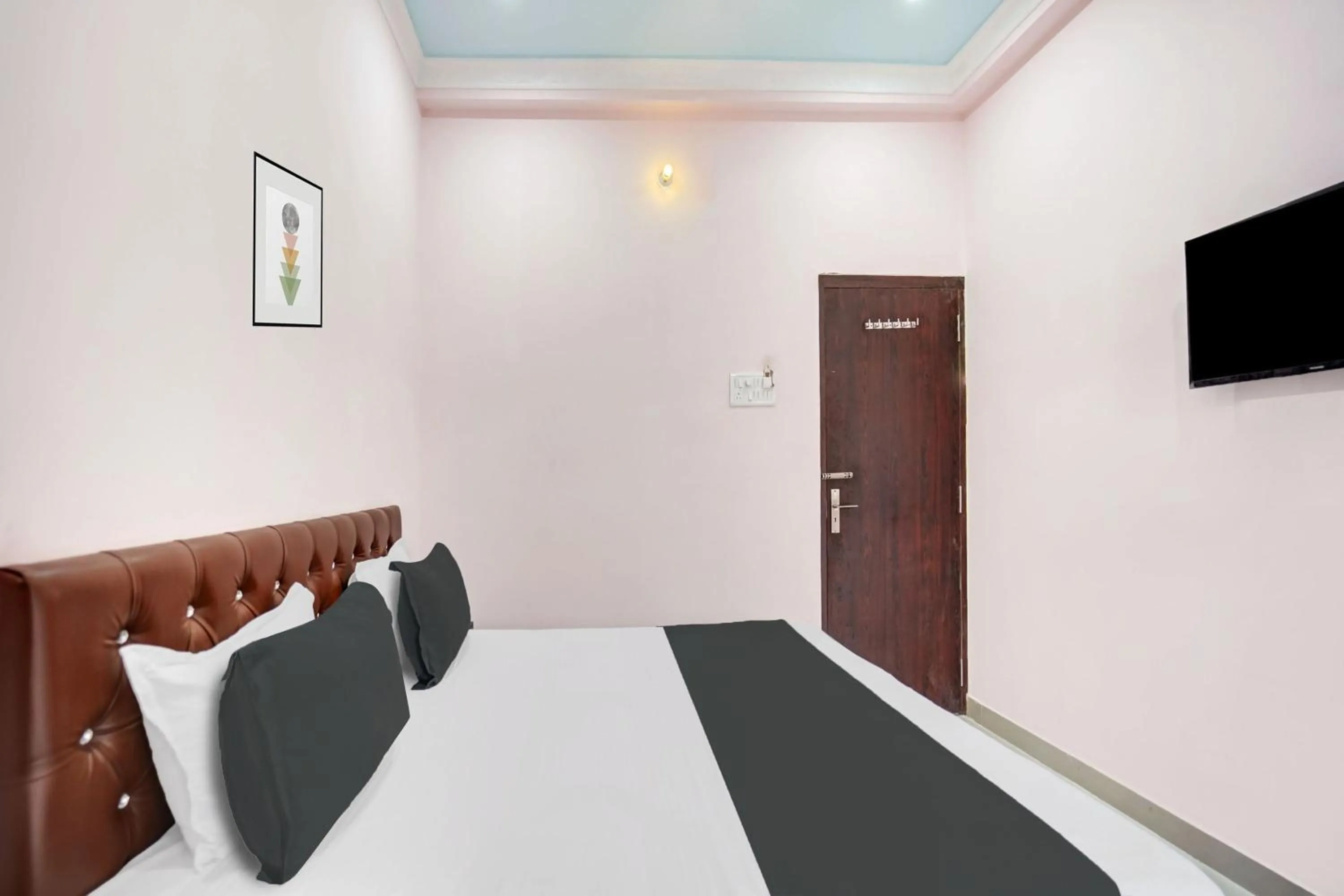 Facade/entrance, Bed in Hotel O OXY HOTEL CITY INN