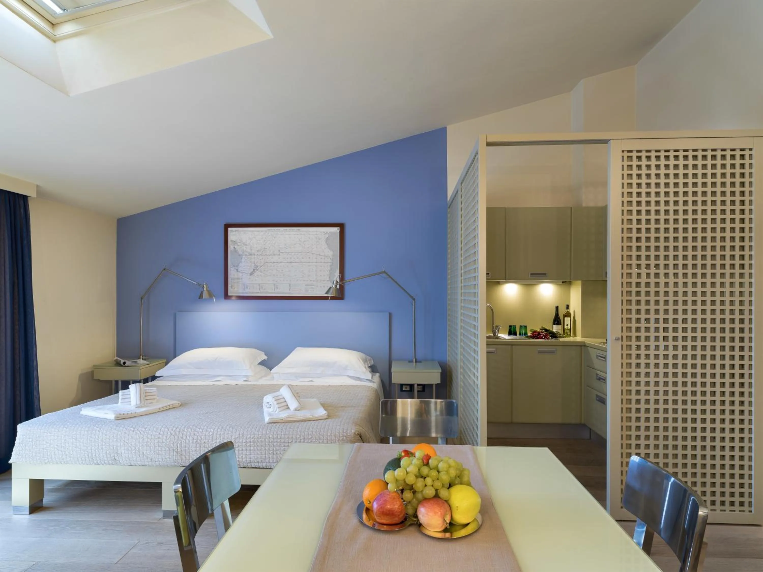 Photo of the whole room, Bed in PopArtment