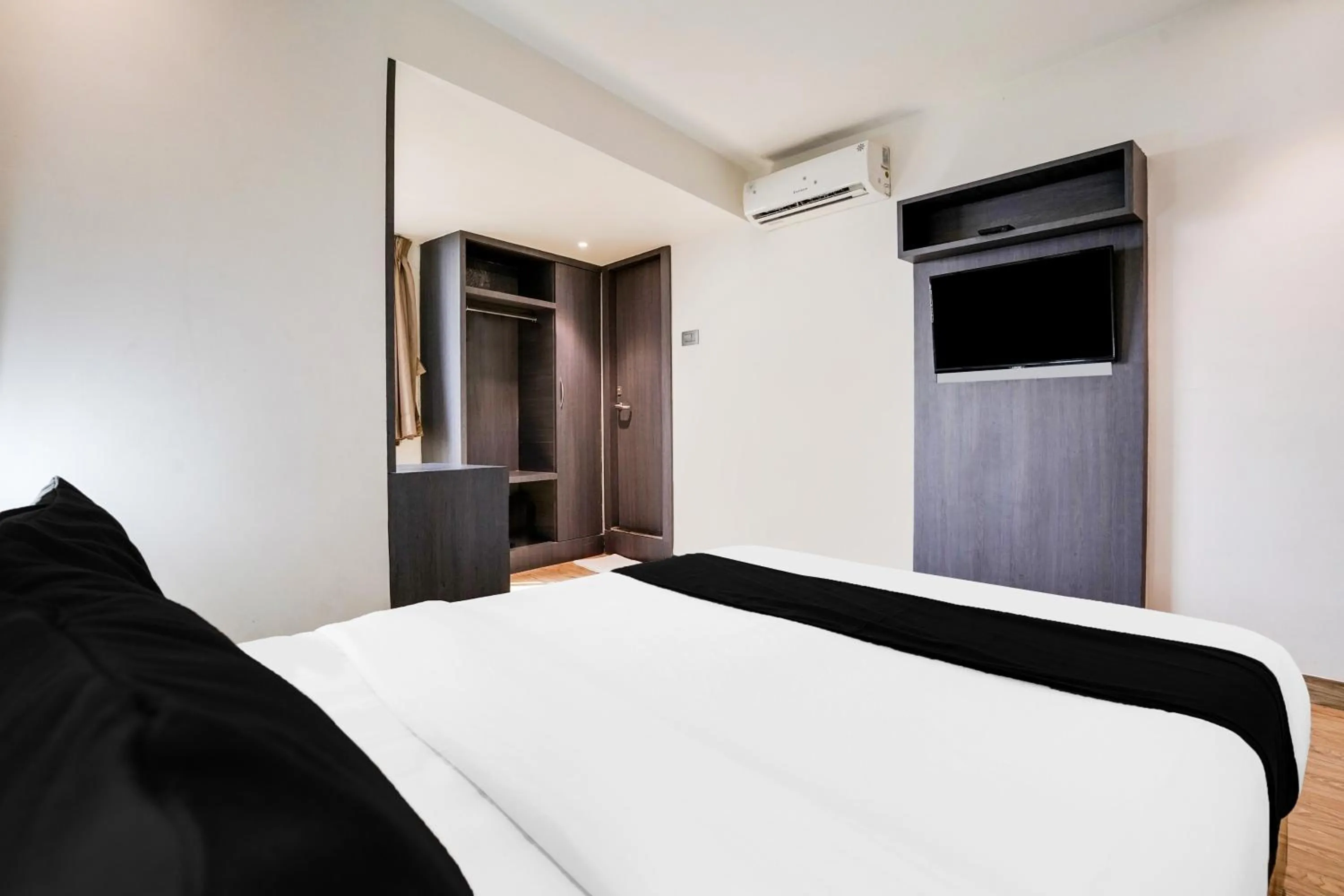 Bedroom, Bed in Super Collection O Andheri Near Western Express Highway