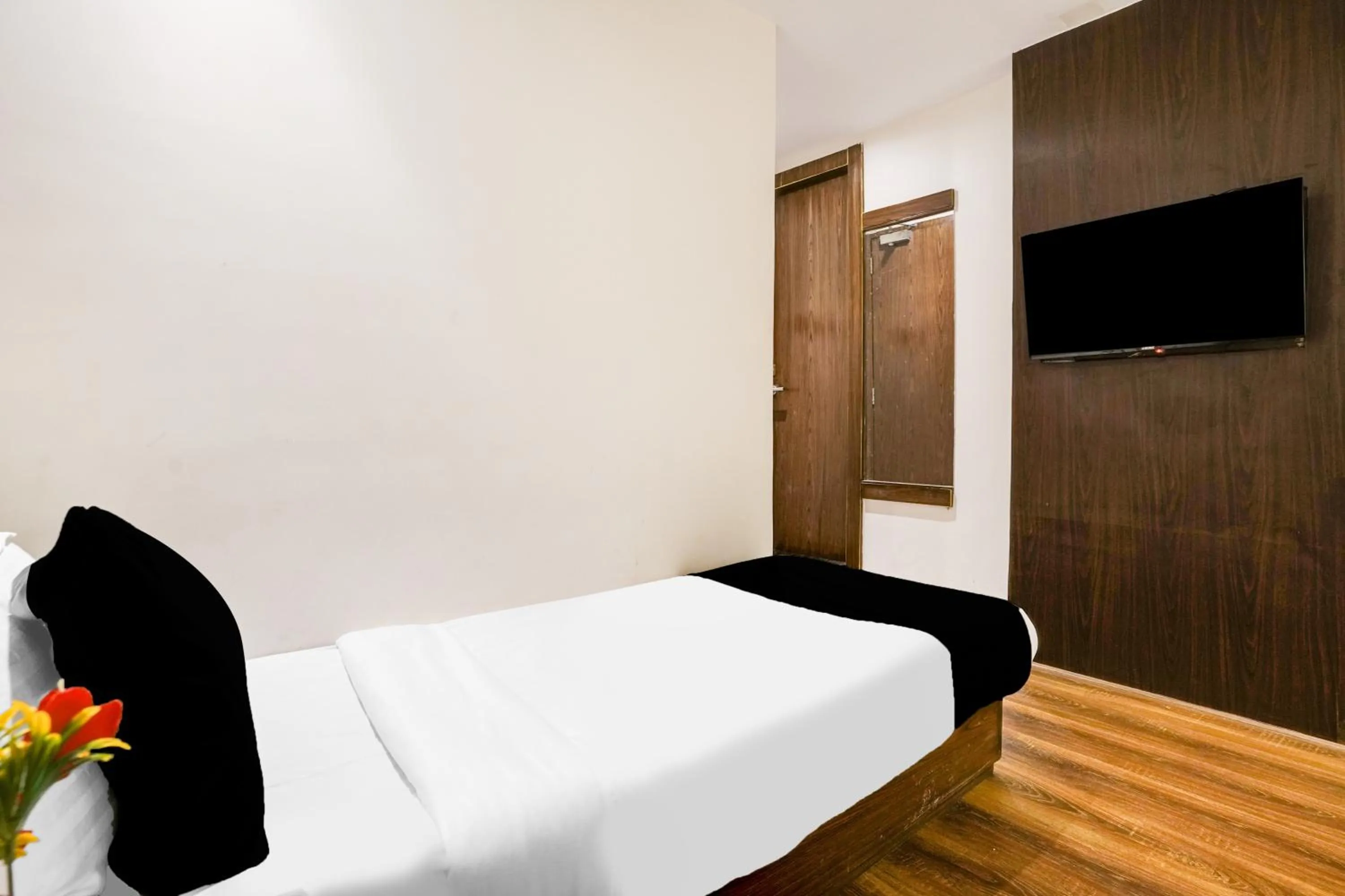 Bedroom, Bed in Super Collection O Andheri Near Western Express Highway