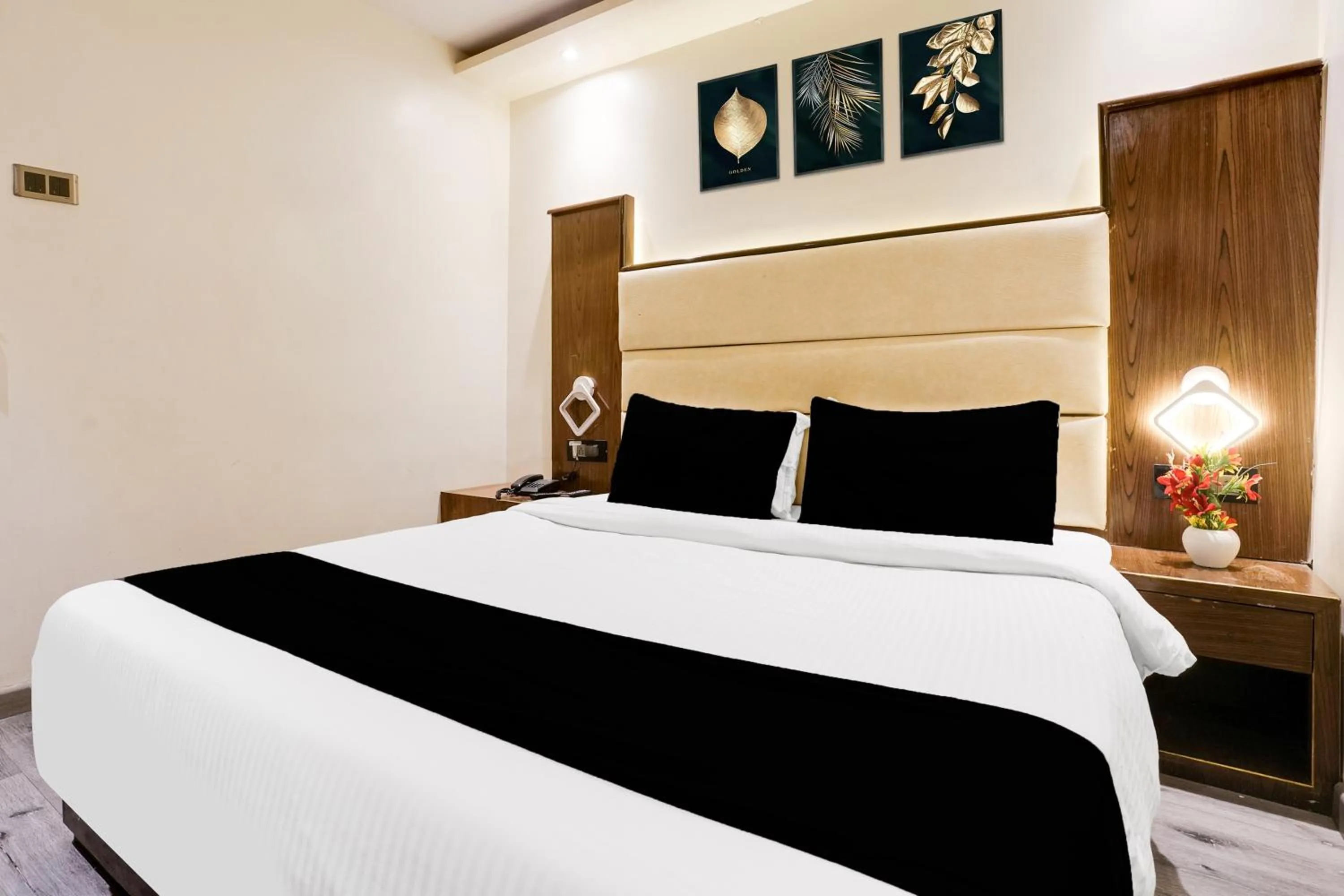 Bedroom, Bed in Super Collection O Andheri Near Western Express Highway