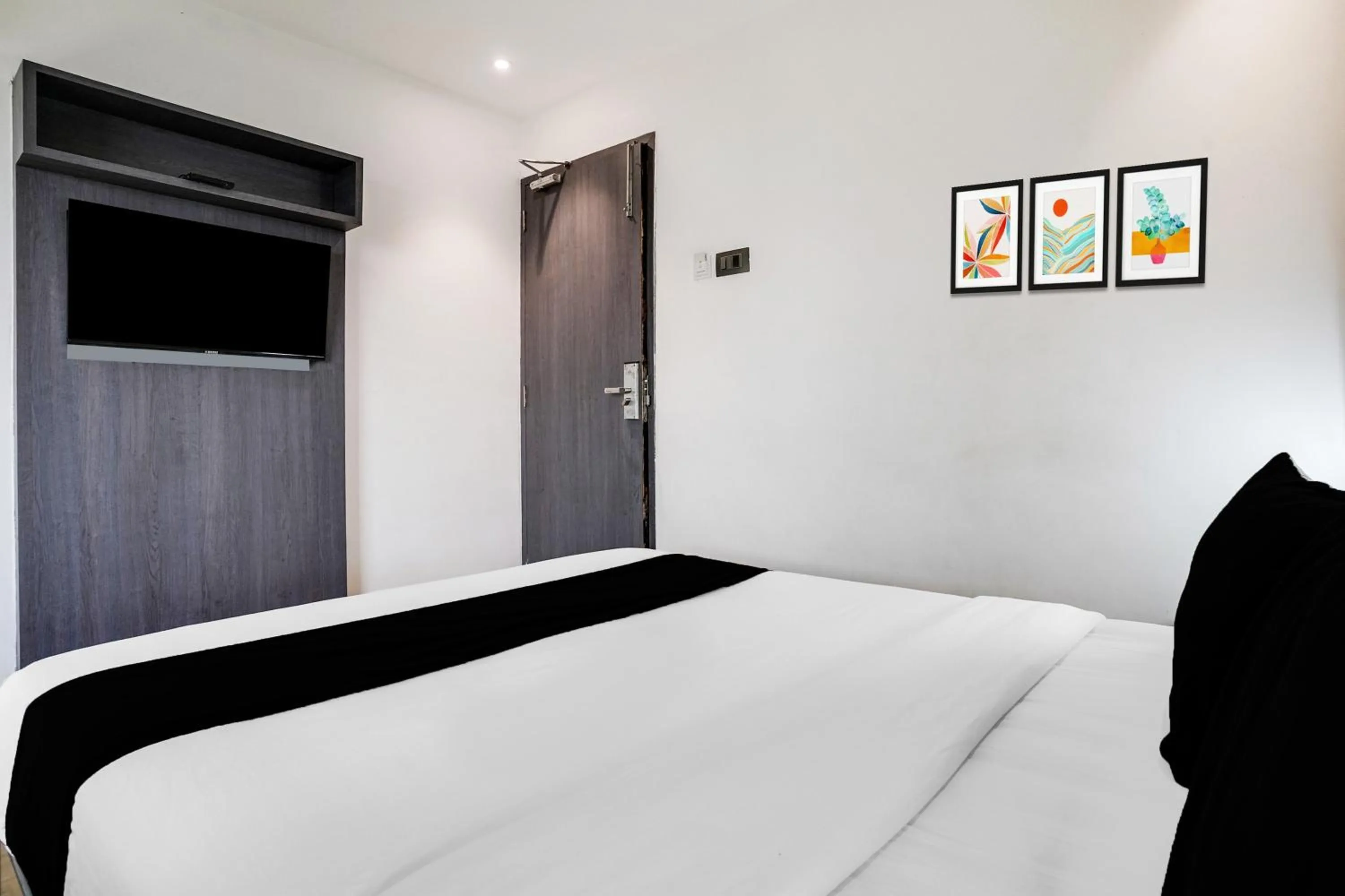 Bedroom, Bed in Super Collection O Andheri Near Western Express Highway