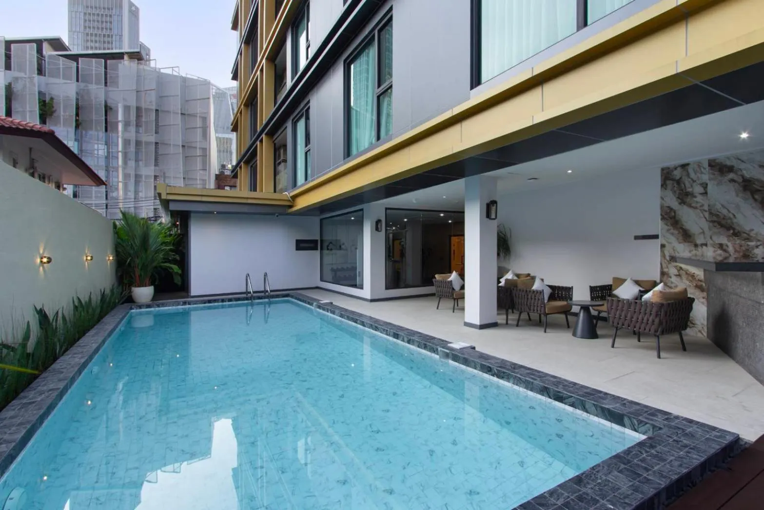 Swimming pool in Aquila Hotel Bangkok