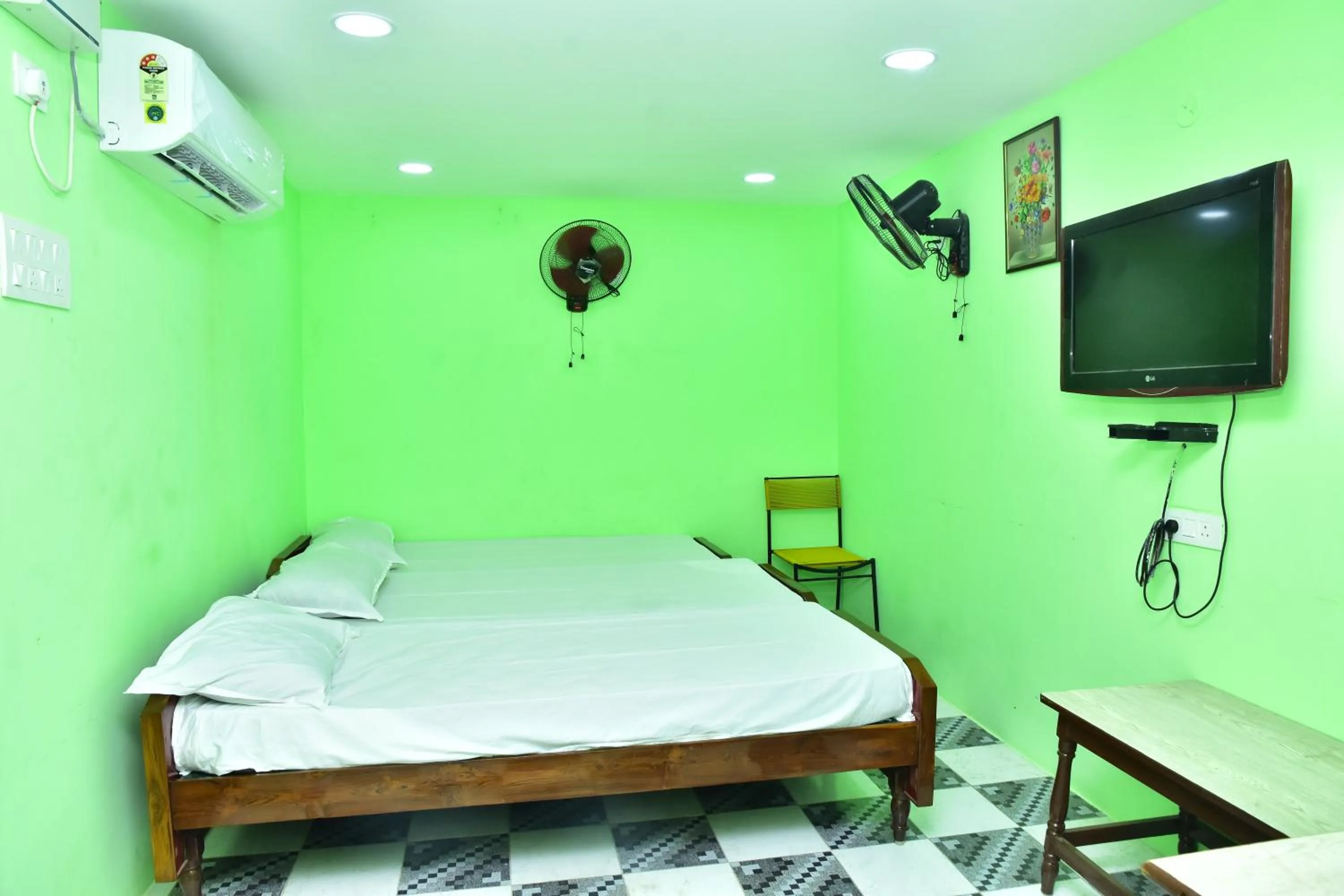 Bedroom, Bed in Sri Tirumalaa Hotel