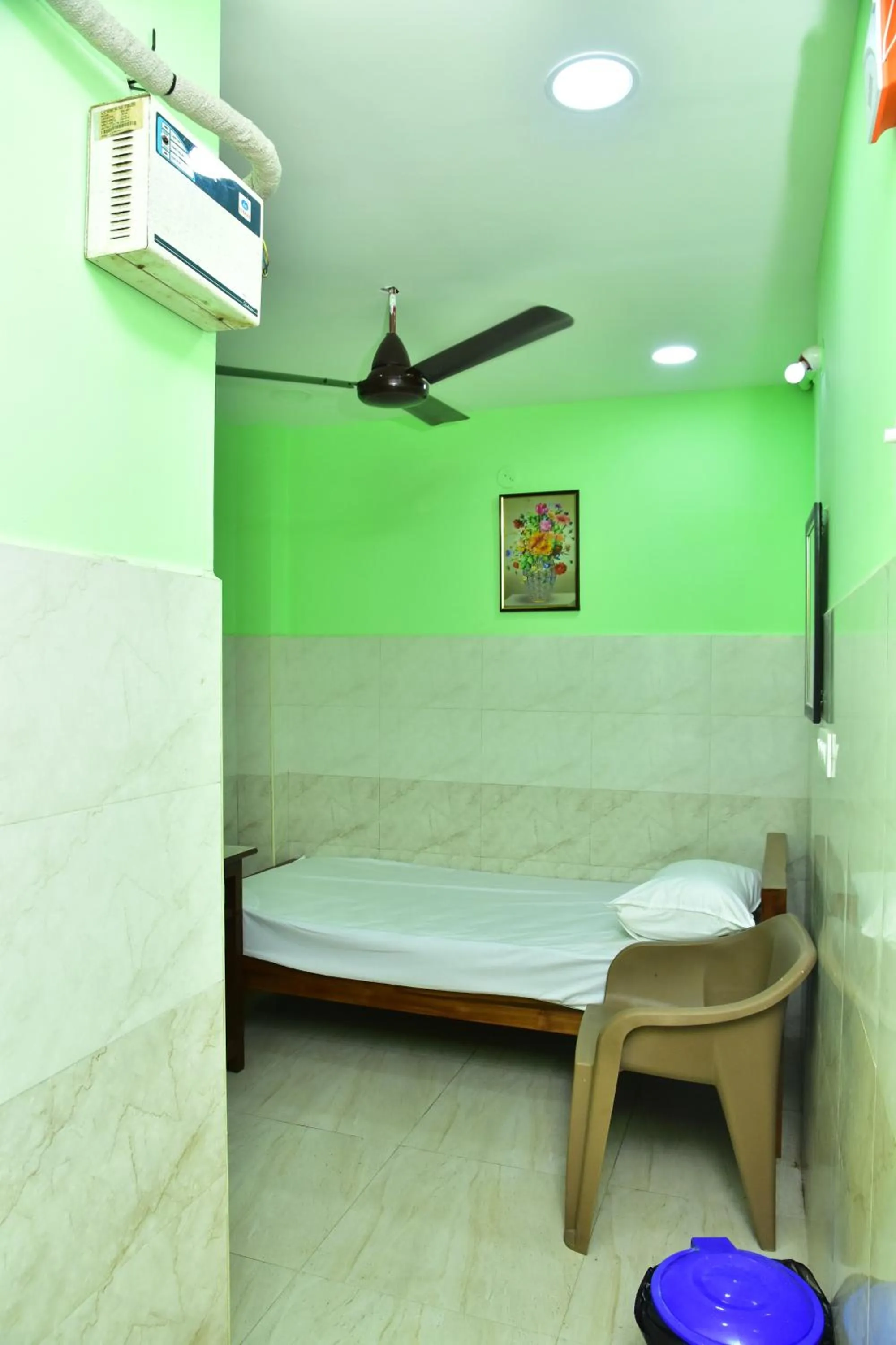 Bedroom, Bed in Sri Tirumalaa Hotel