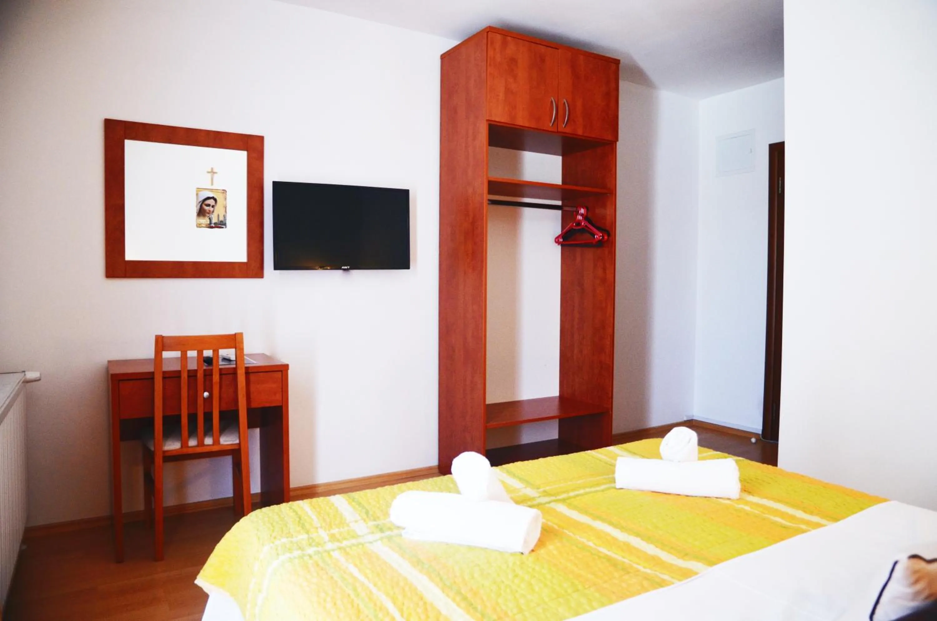 Photo of the whole room, Bed in Hotel Quattro Medjugorje