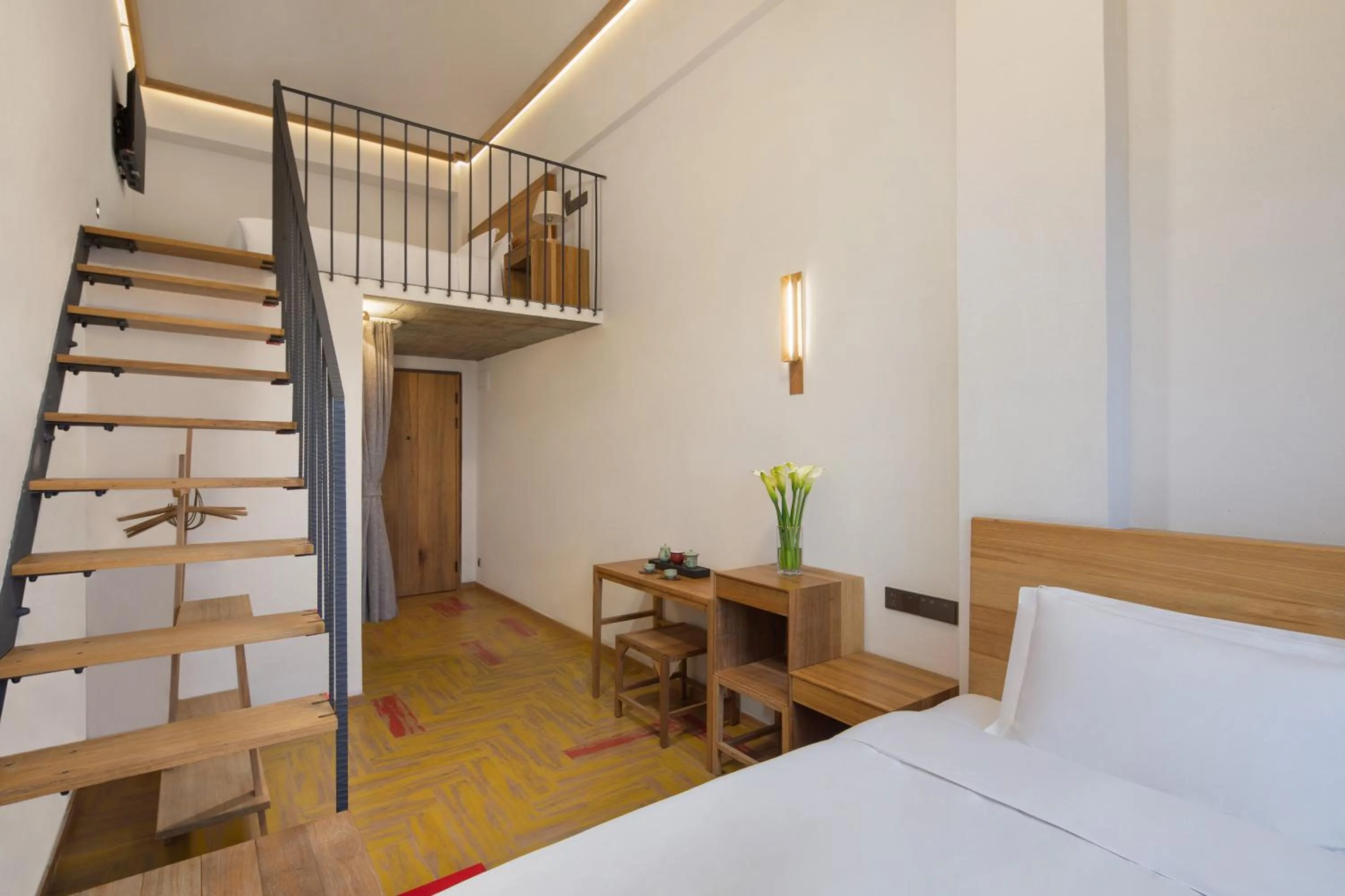 Twin Room with Shower in 上海浦东机场华美达安可酒店-免费提供24小时浦东机场班车十分钟到达候机楼出发层