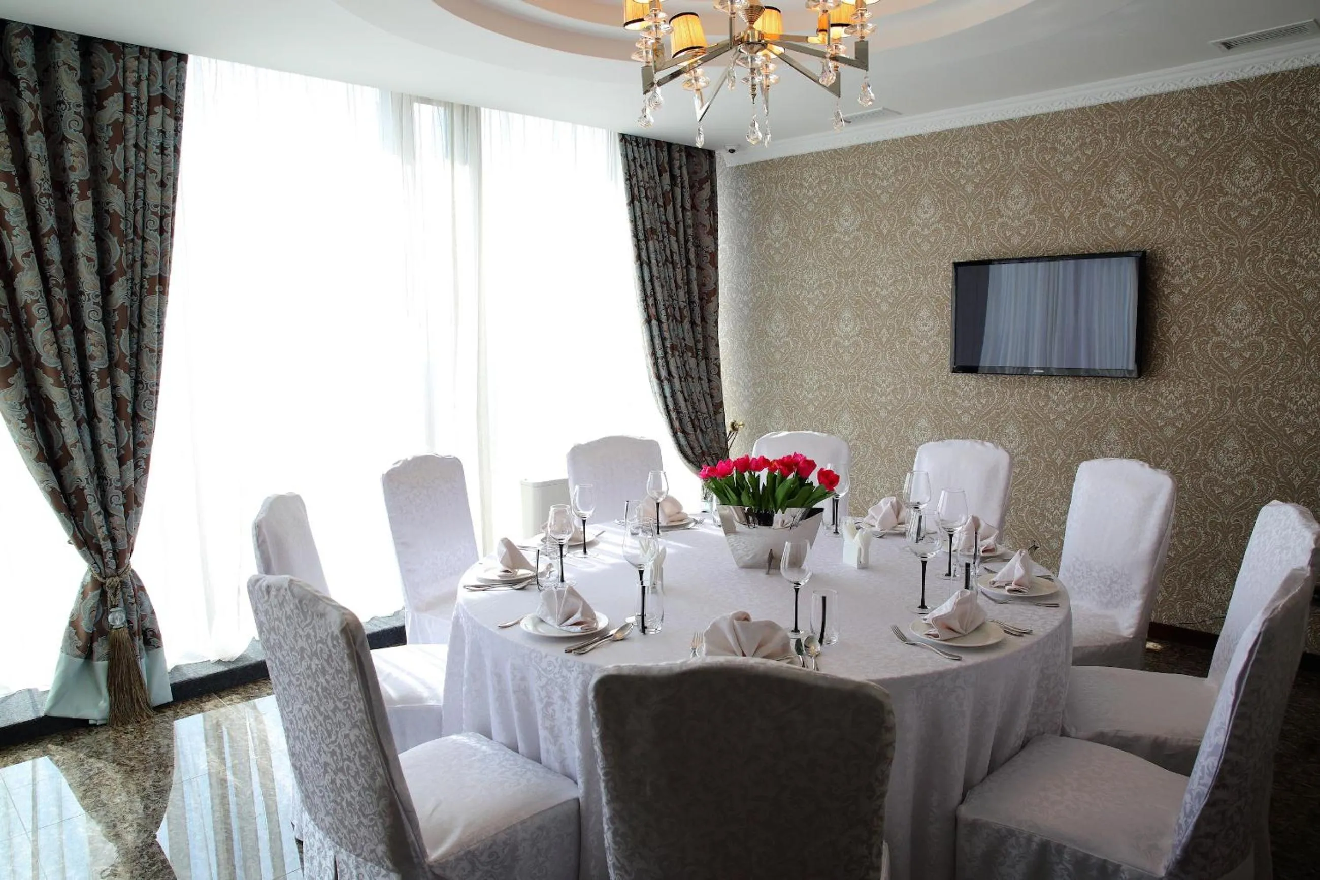 Restaurant/places to eat in Damas International Hotel