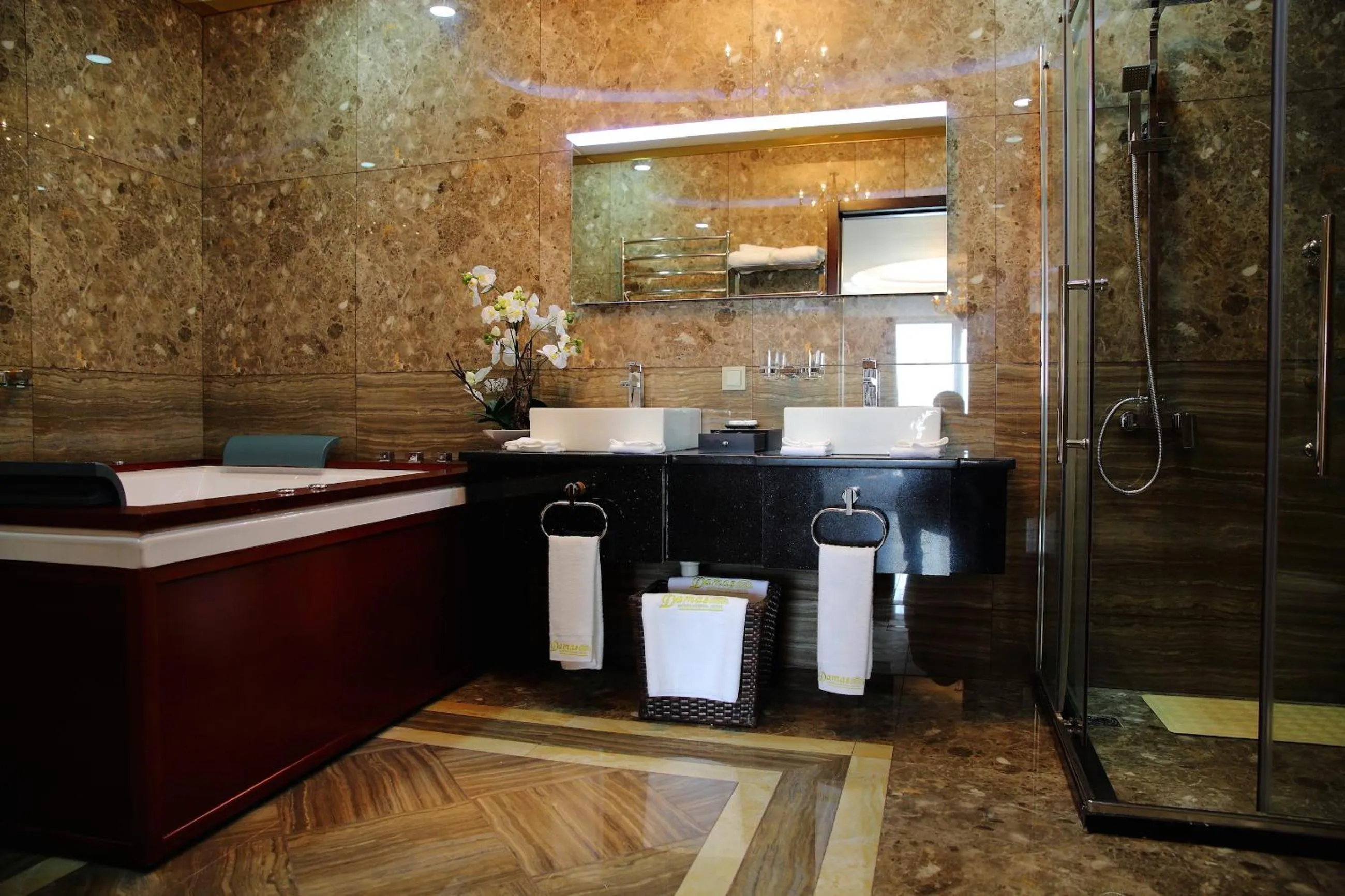 Shower in Damas International Hotel