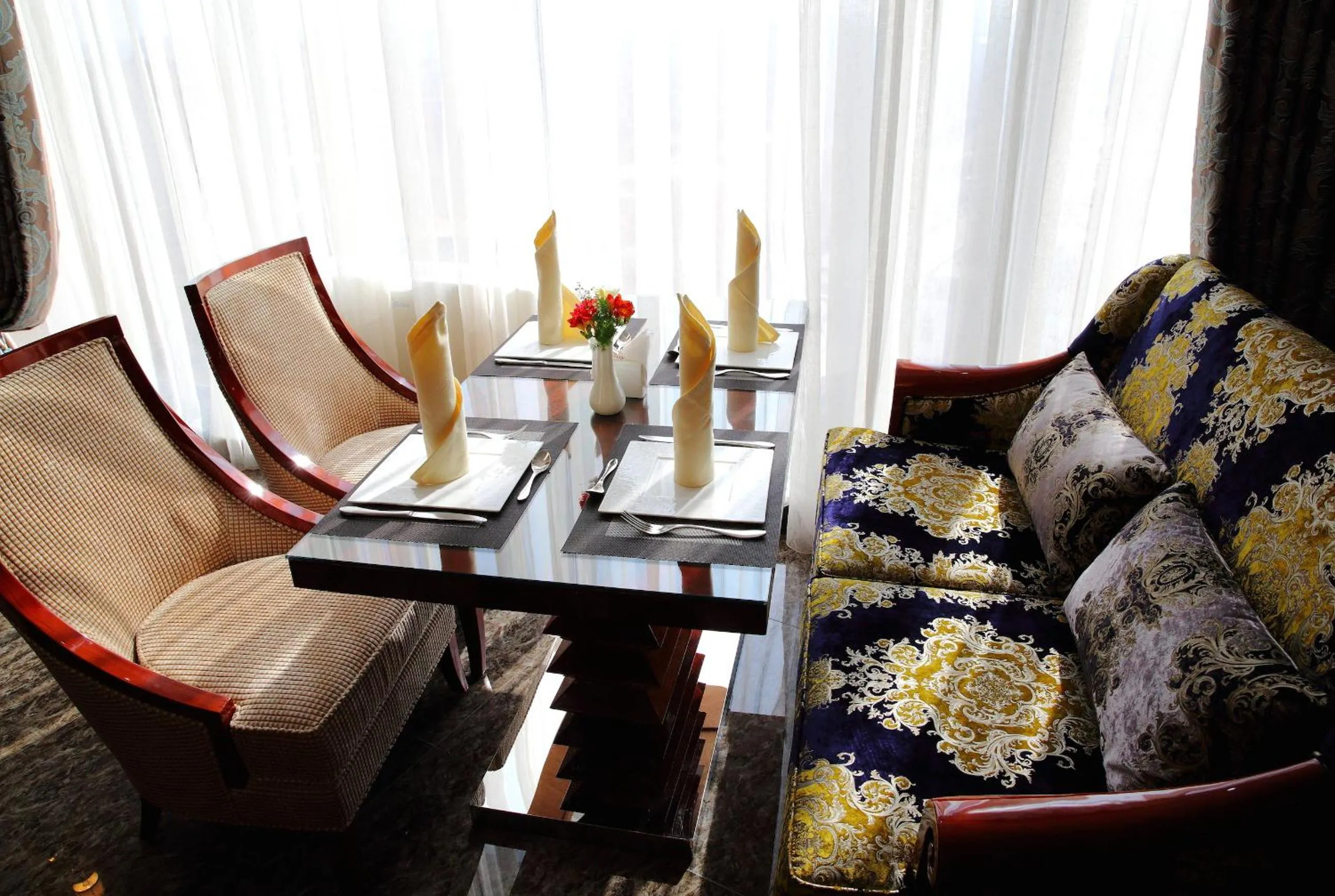 Restaurant/places to eat in Damas International Hotel