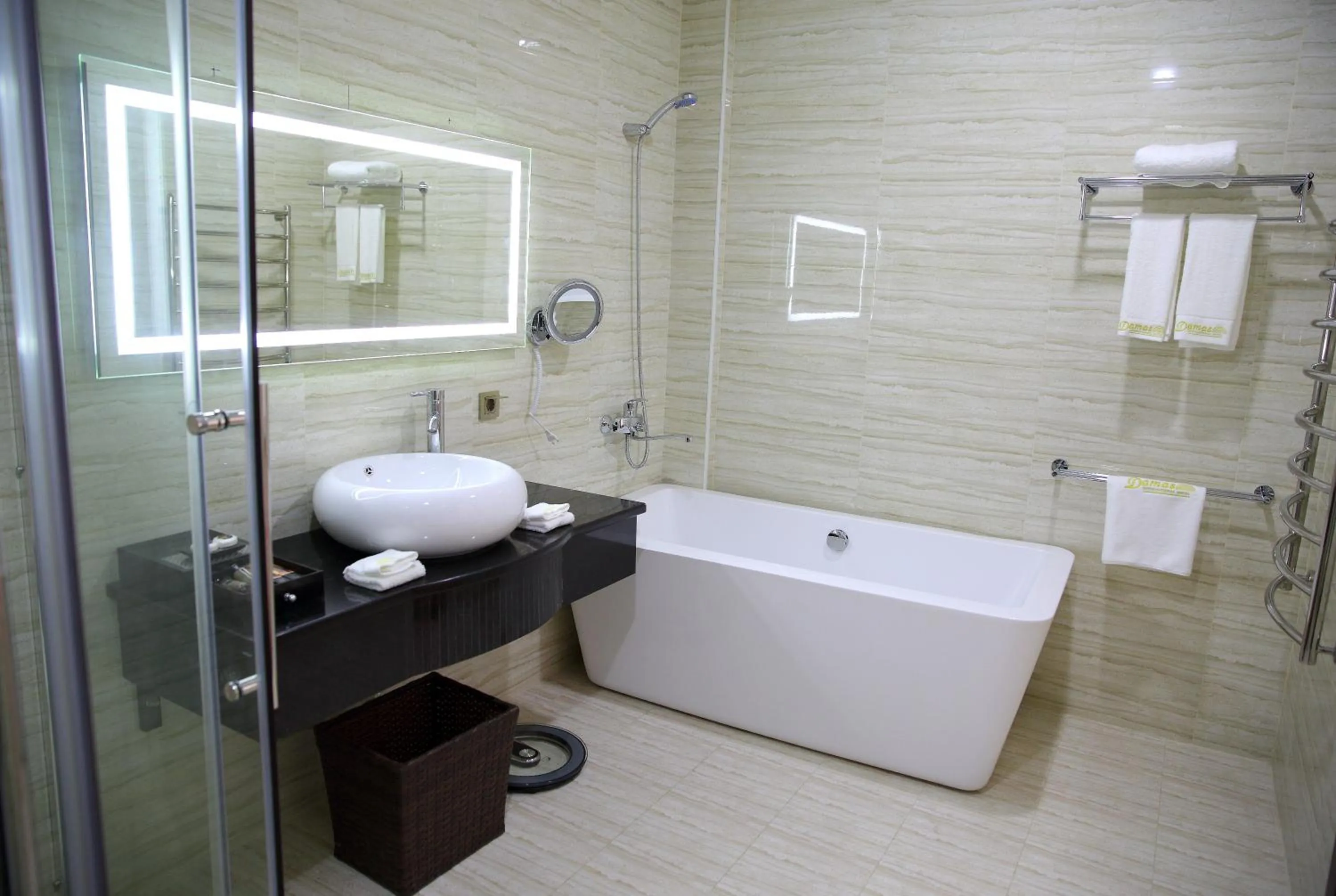 Shower in Damas International Hotel