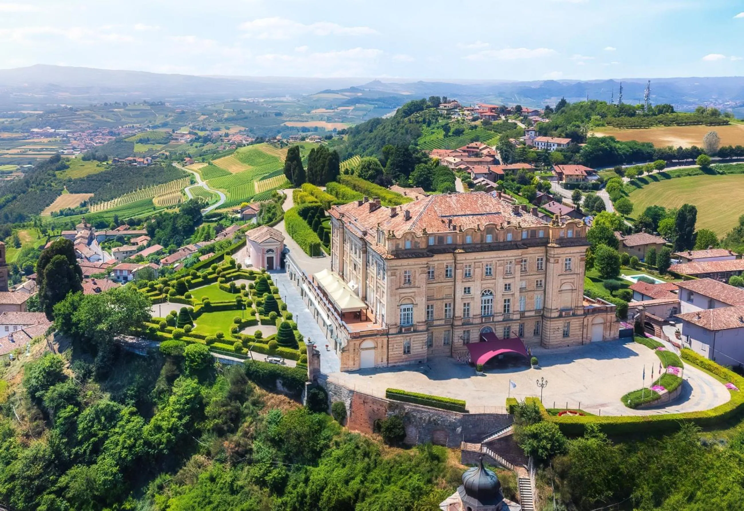 Property building in Castello di Guarene