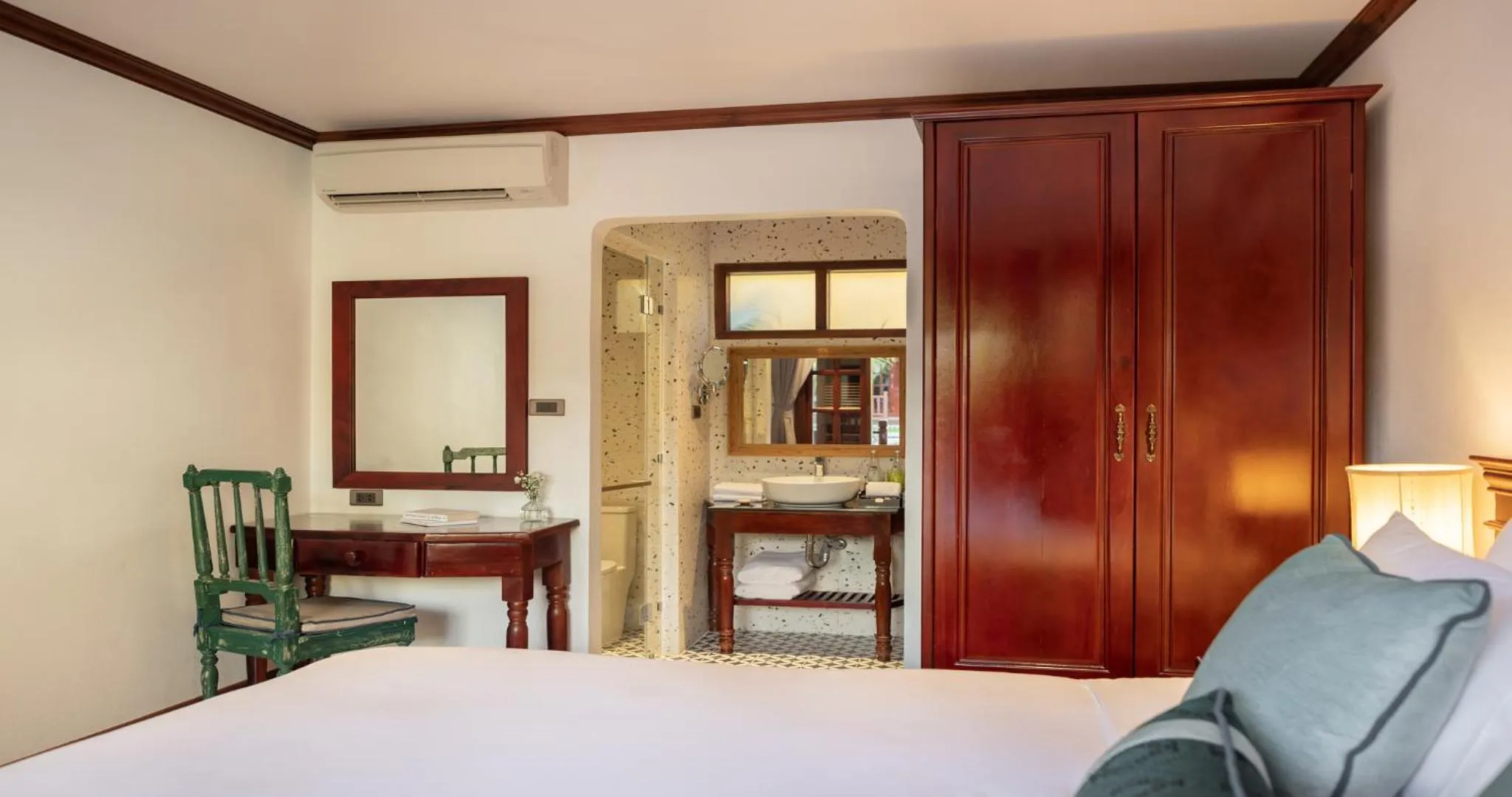 Seating area, Bed in U Luang Prabang