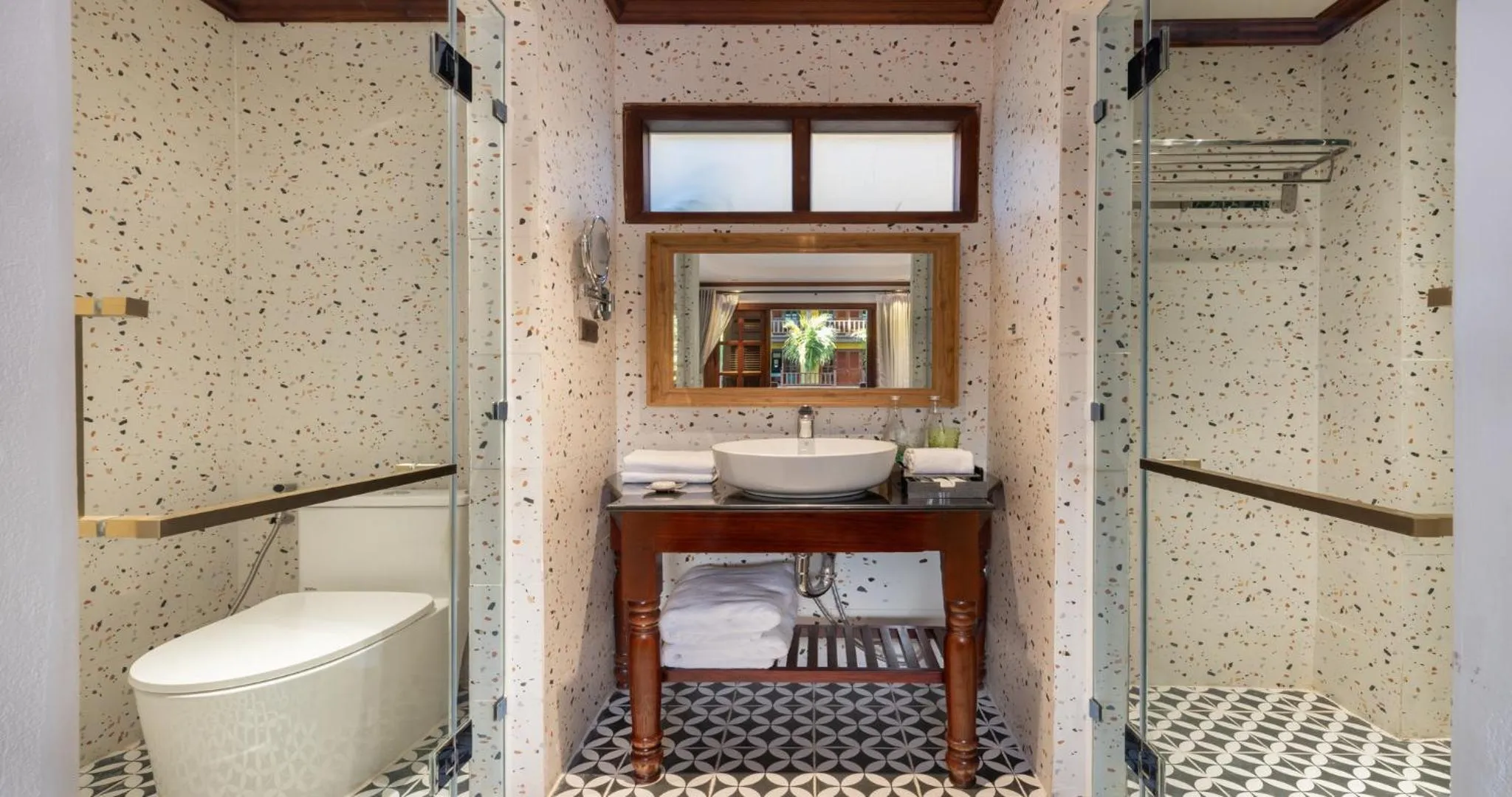 Bathroom in U Luang Prabang