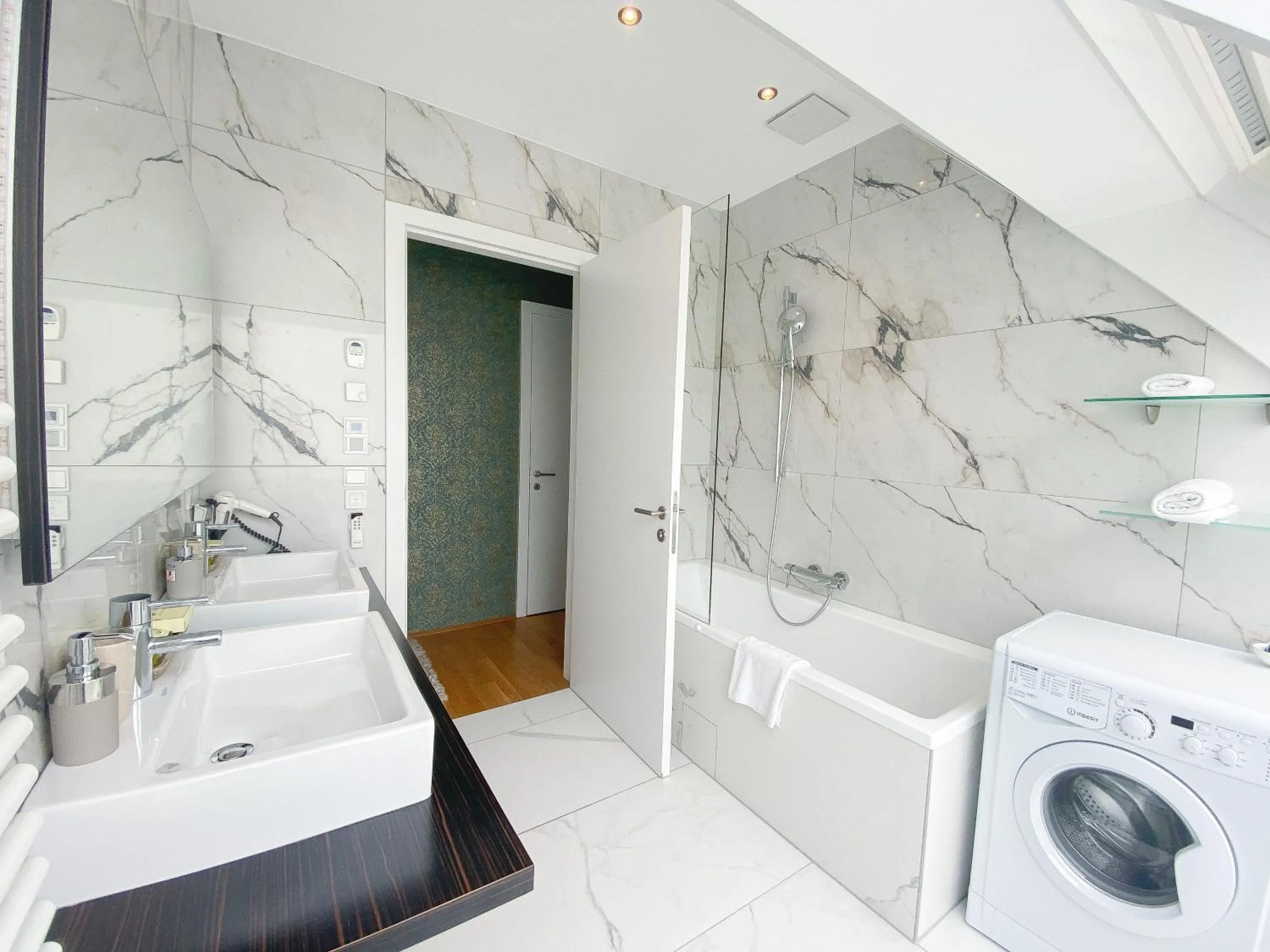 Bathroom in Abieshomes Serviced Apartments - Votivpark