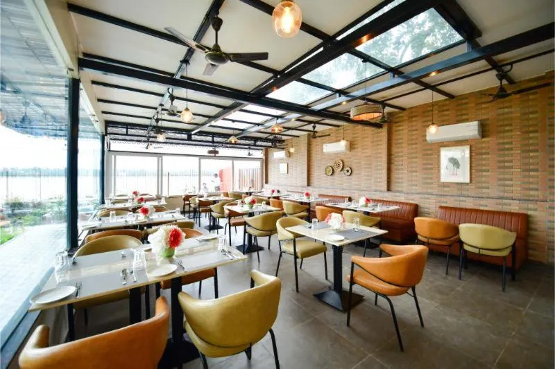 Restaurant/places to eat in Hotel Aviral Ganga