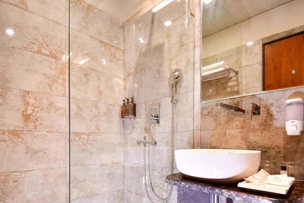 Shower in Hotel Aviral Ganga