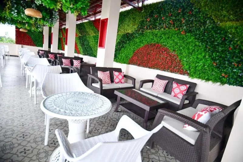 Restaurant/places to eat in Hotel Aviral Ganga