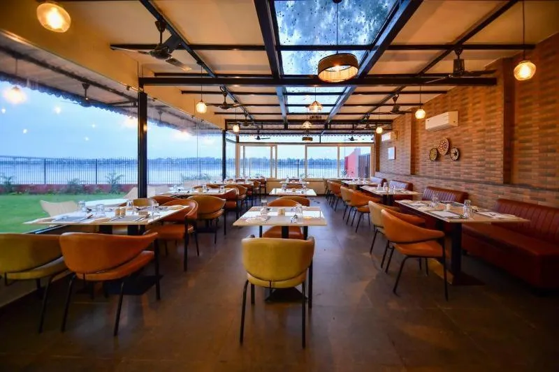 Restaurant/places to eat in Hotel Aviral Ganga