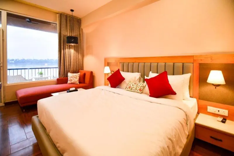 Photo of the whole room, Bed in Hotel Aviral Ganga