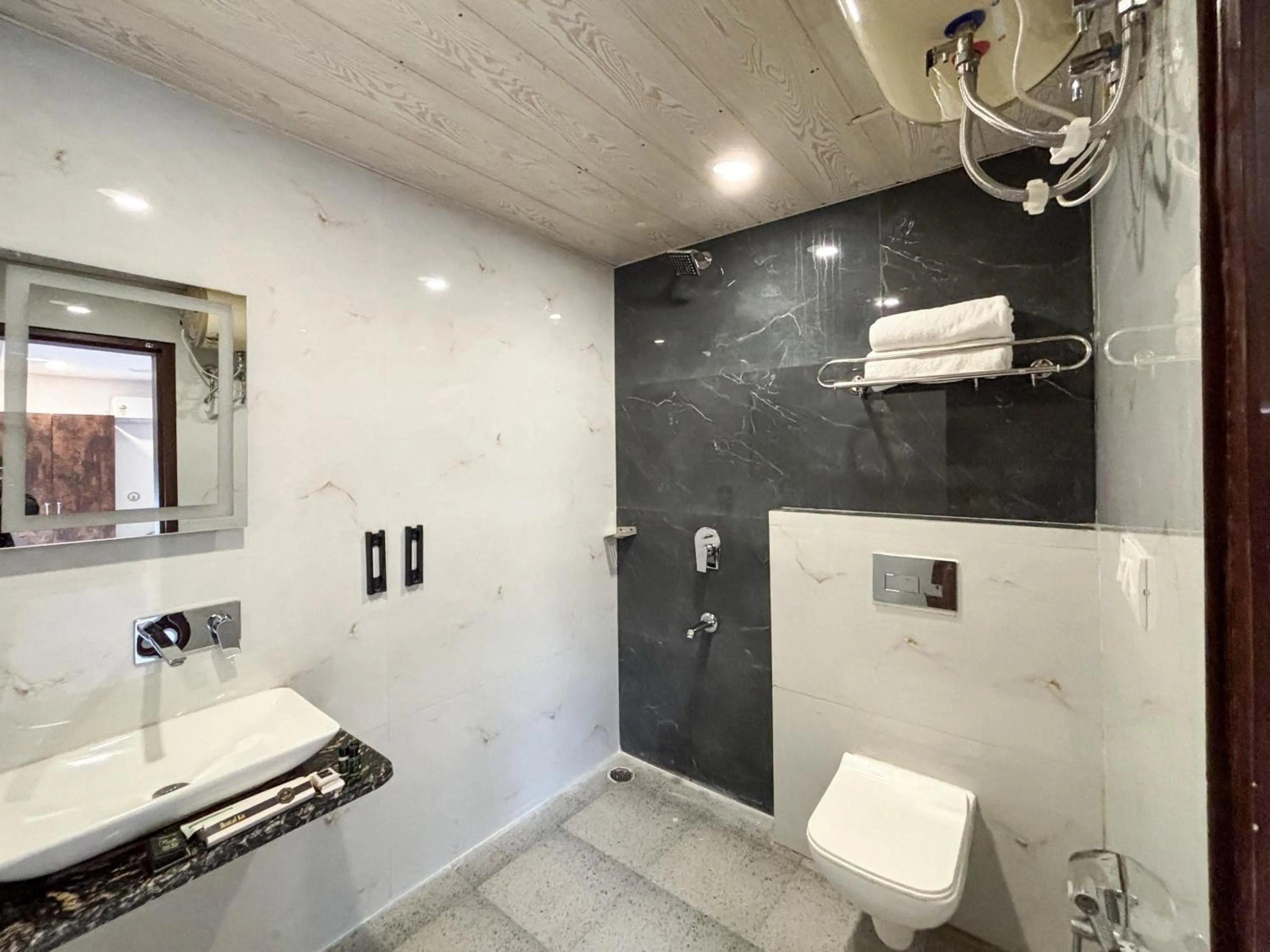 Bathroom in Hotel Shoolin Suites Boutique Haridwar