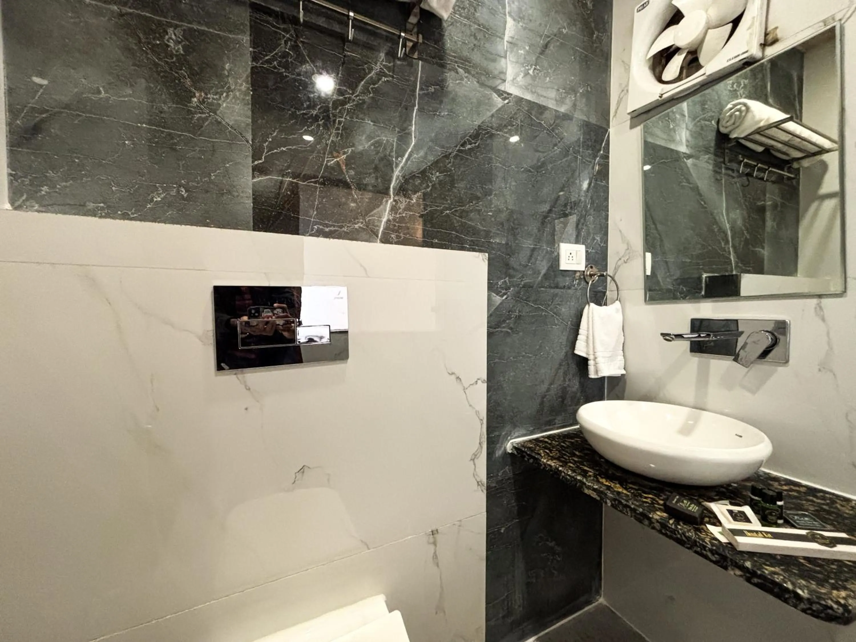 Toilet in Hotel Shoolin Suites Boutique Haridwar